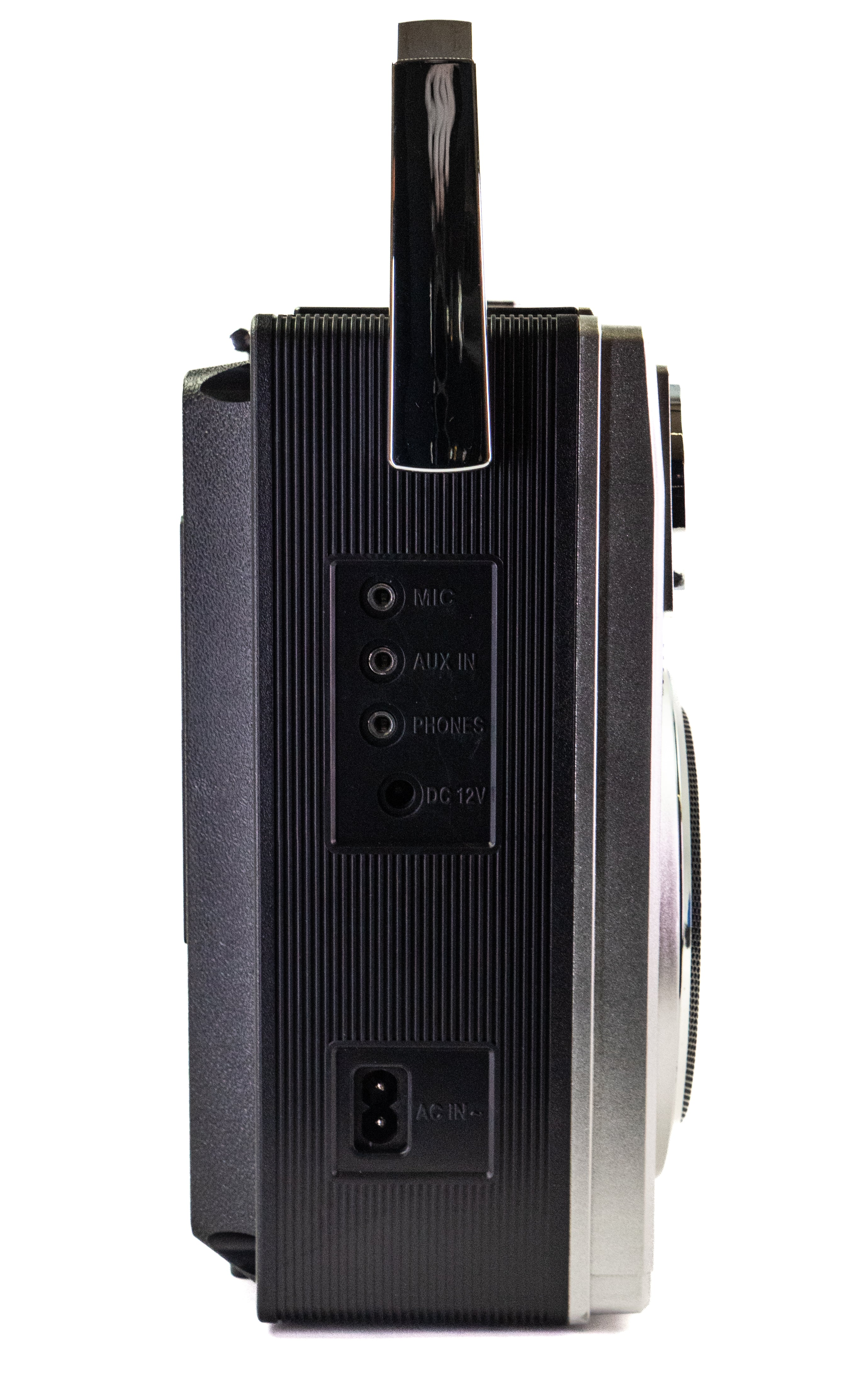 Seitenansicht eines schwarzen Kassettenrecorders mit Anschlüssen für Mikrofon, AUX, Kopfhörer und Strom.