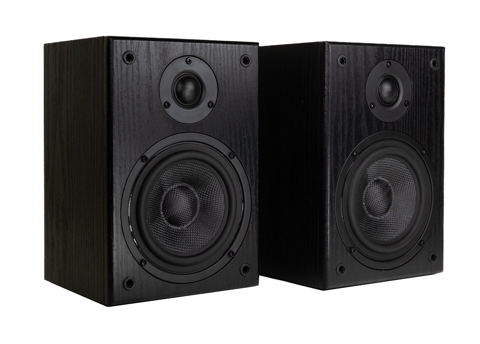 Zwei schwarze Hi-Fi-Regallautsprecher mit sichtbaren Tieftönern und Hochtönern auf weißem Hintergrund.