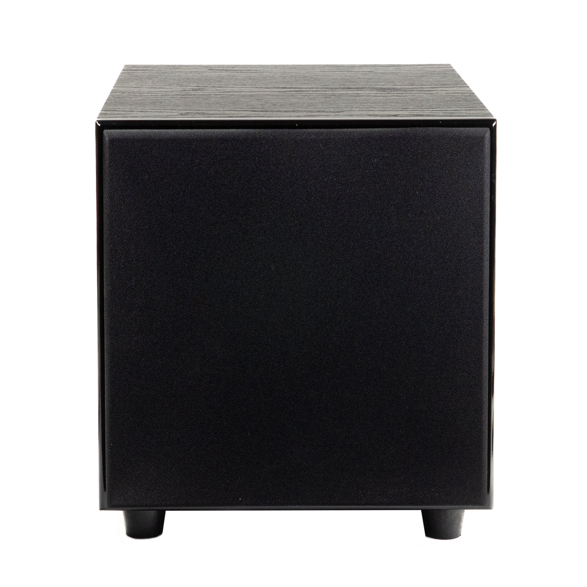 Ein schwarzer Subwoofer mit Stoffabdeckung und vier kleinen Füßen vor weißem Hintergrund.