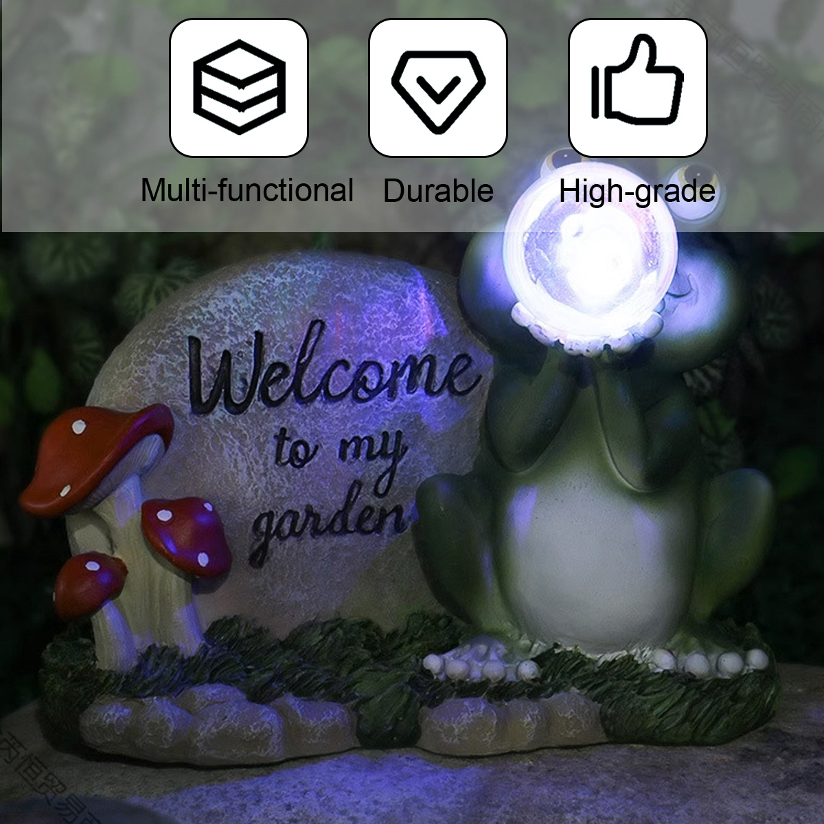 Frosch-Gartenfigur mit beleuchteter Kugel und Willkommensschild.