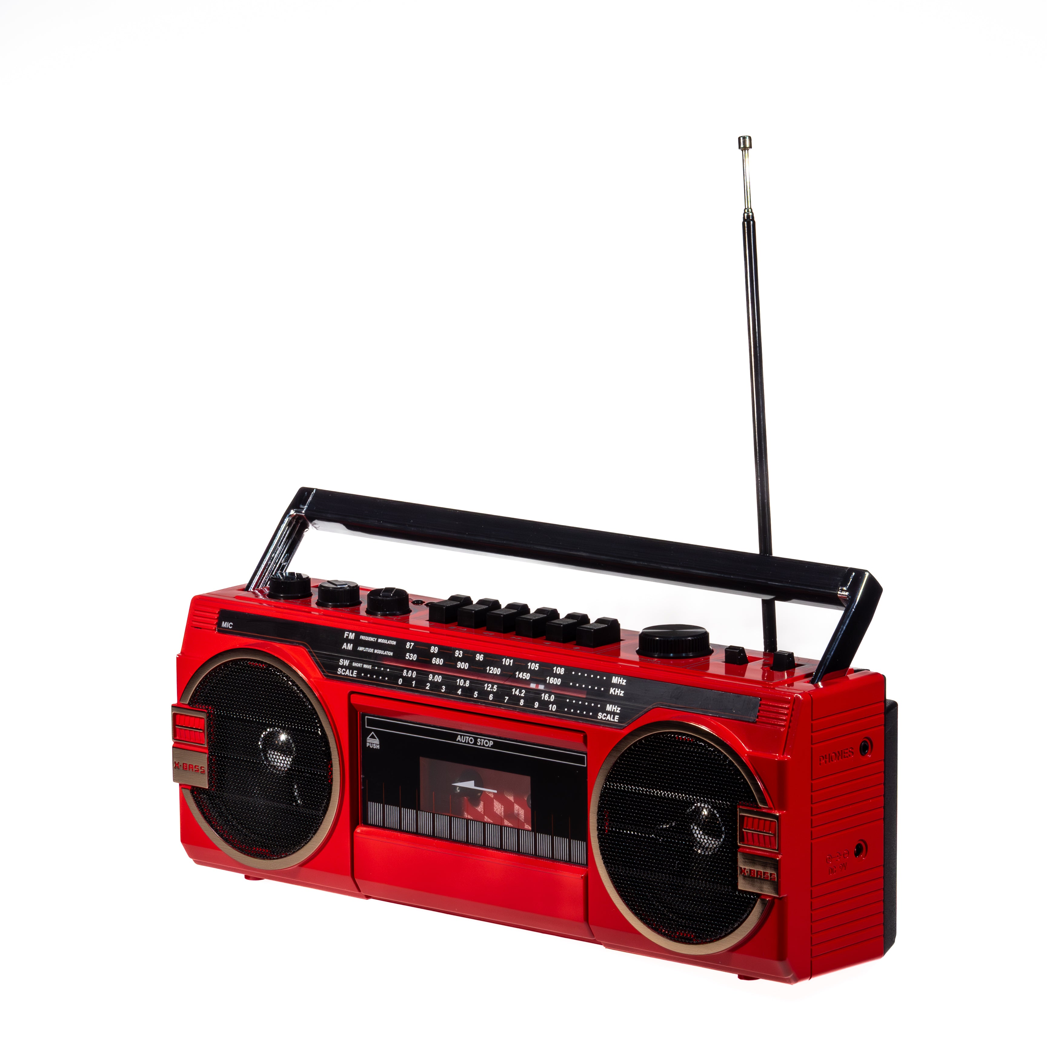 Ein roter Retro-Kassettenrekorder mit zwei Lautsprechern, einer Antenne und Tasten auf weißem Hintergrund.