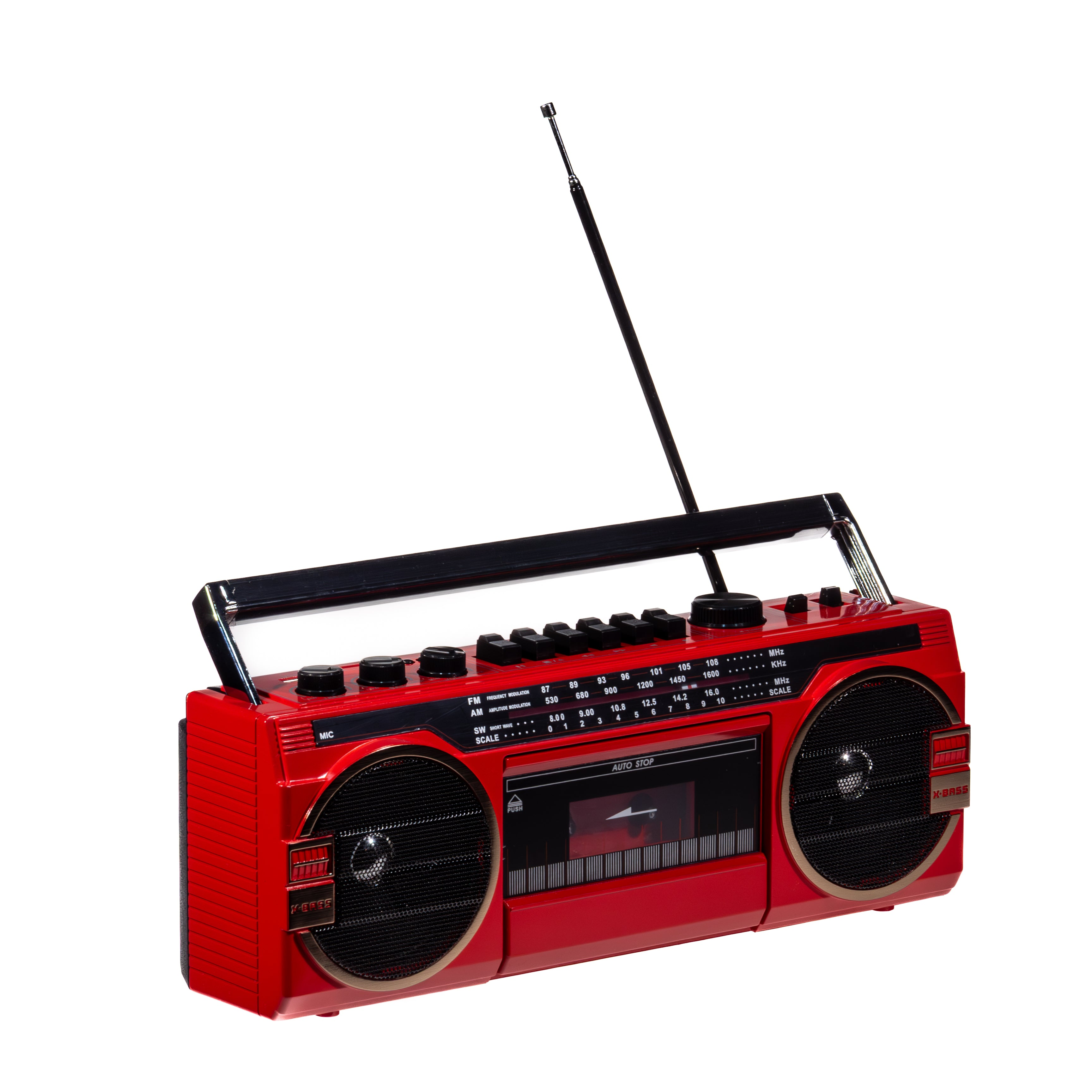 Ein rotes tragbares Kassettenradio mit zwei Lautsprechern, Bedientasten und einer ausziehbaren Antenne vor weißem Hintergrund.