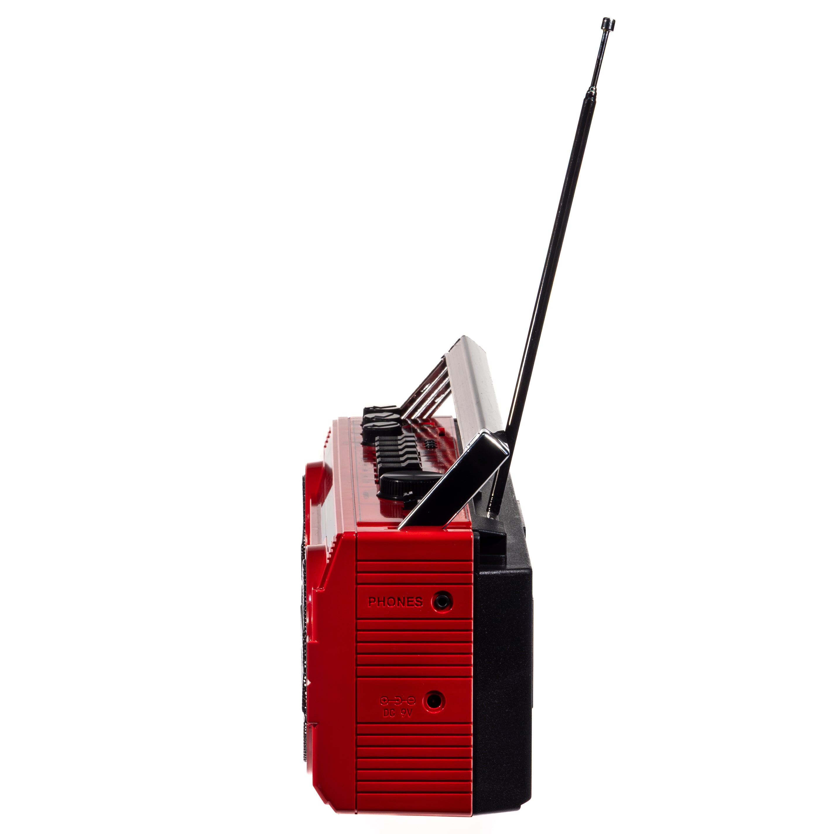 Ein rotes tragbares Radio mit ausgefahrener Antenne auf weißem Hintergrund.