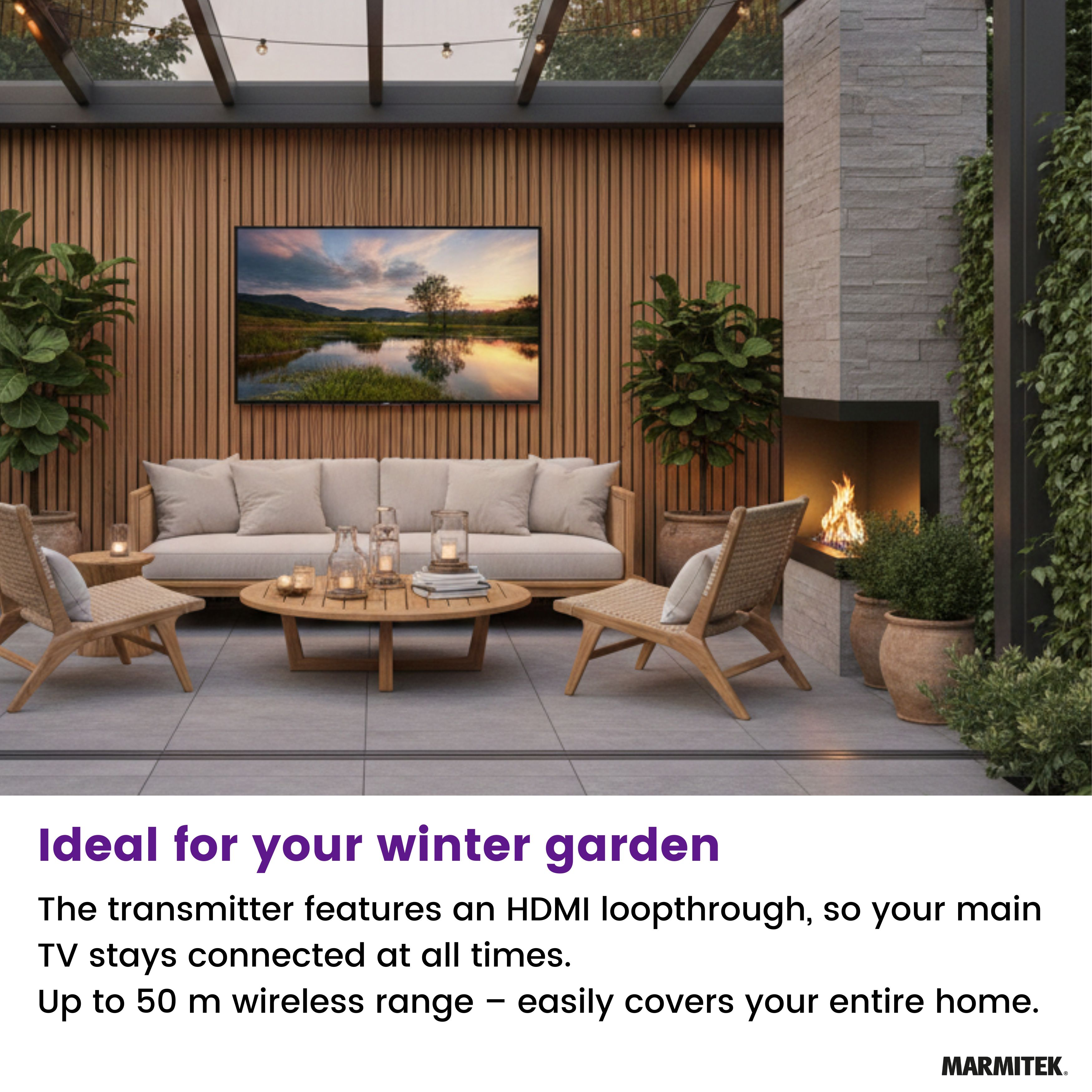 Un jardín de invierno moderno con sofá de madera, dos sillones, mesa de centro, televisor y chimenea.