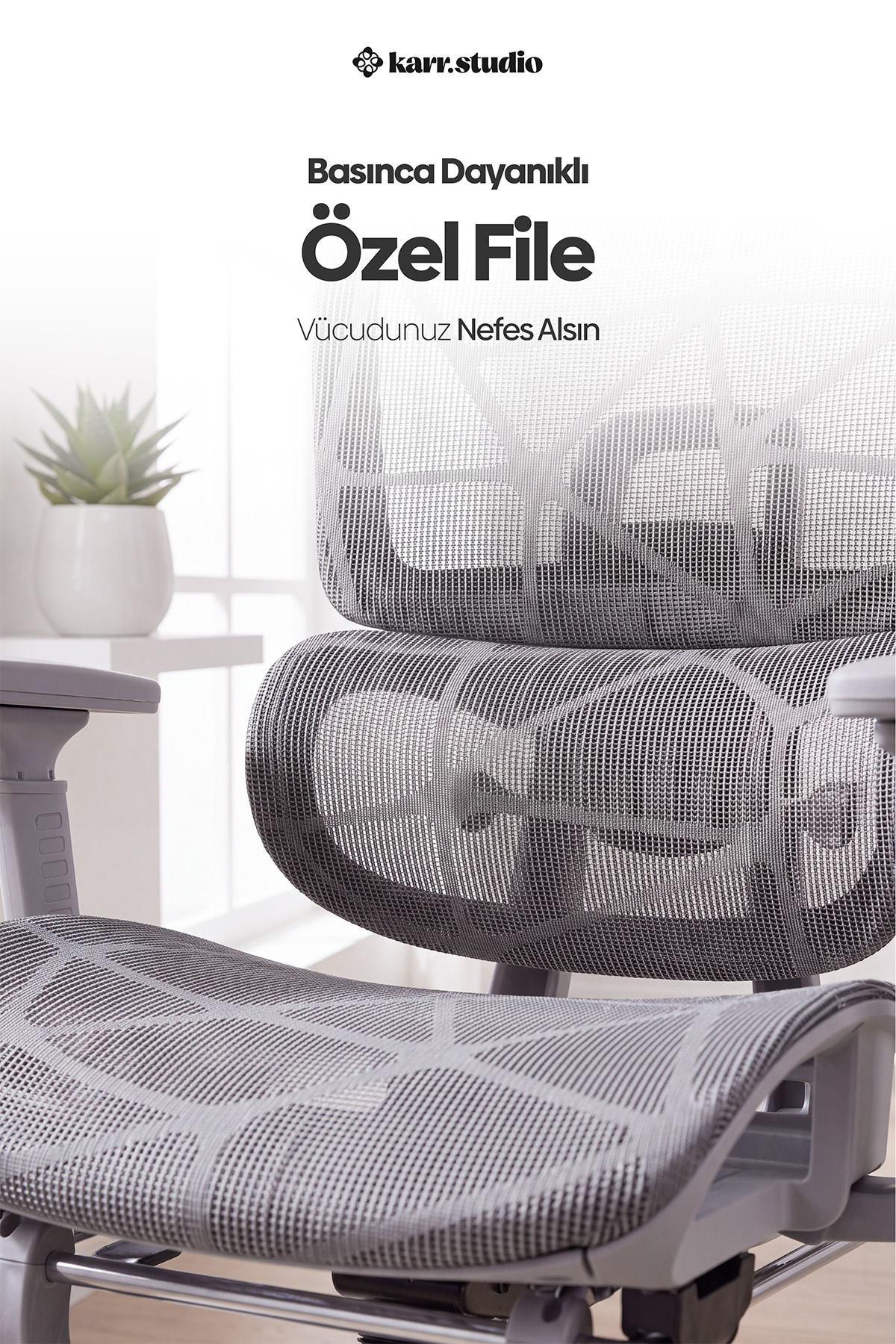 Özel fileli gri ergonomik ofis sandalyesinin yakın plan görüntüsü ve metin.