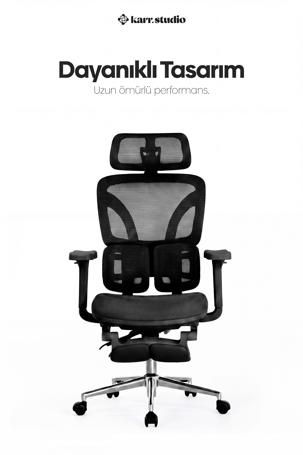 Beyaz arka plan üzerinde gümüş metal ayaklı siyah ergonomik fileli ofis koltuğu.