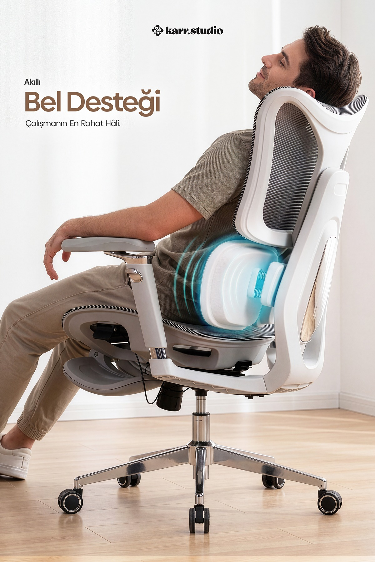 Bir adam, aydinlatmali bel destegine sahip modern beyaz ergonomik ofis koltugunda rahatca oturuyor.