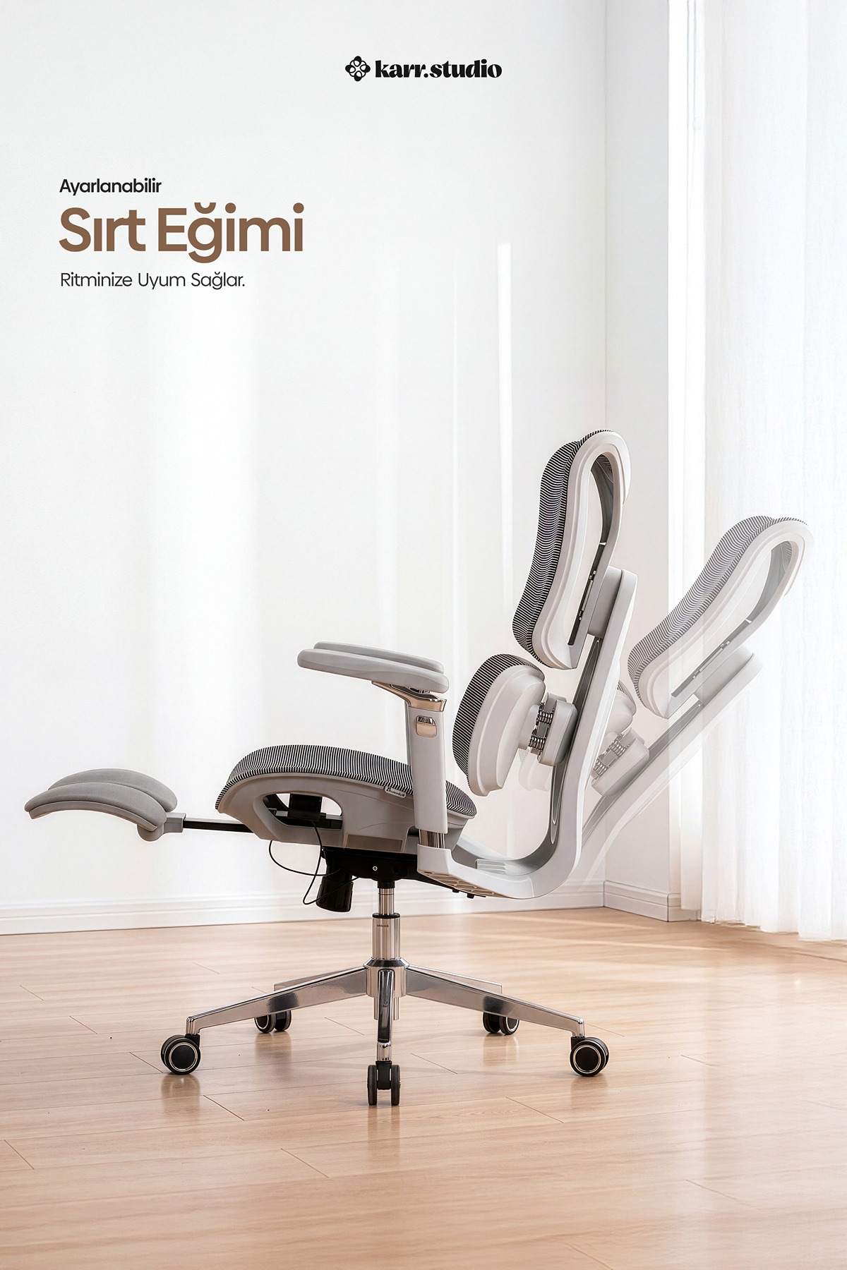 Ahşap zemin üzerinde ayarlanabilir sırt dayanağı, başlık ve bacak desteğine sahip ergonomik beyaz ofis koltuğu.