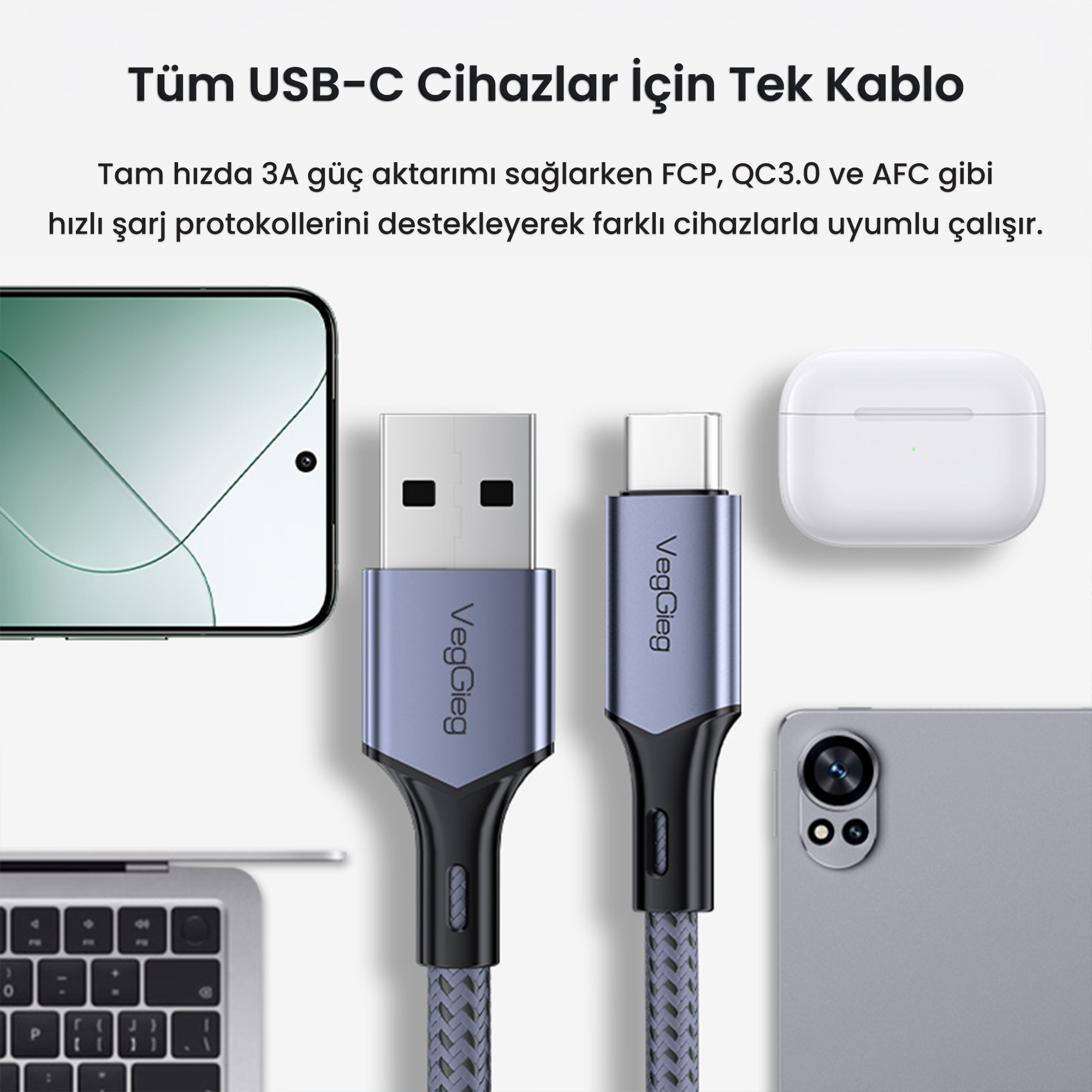 Dizüstü bilgisayar, telefon ve kulaklık ile USB-A ve USB-C kablosu.