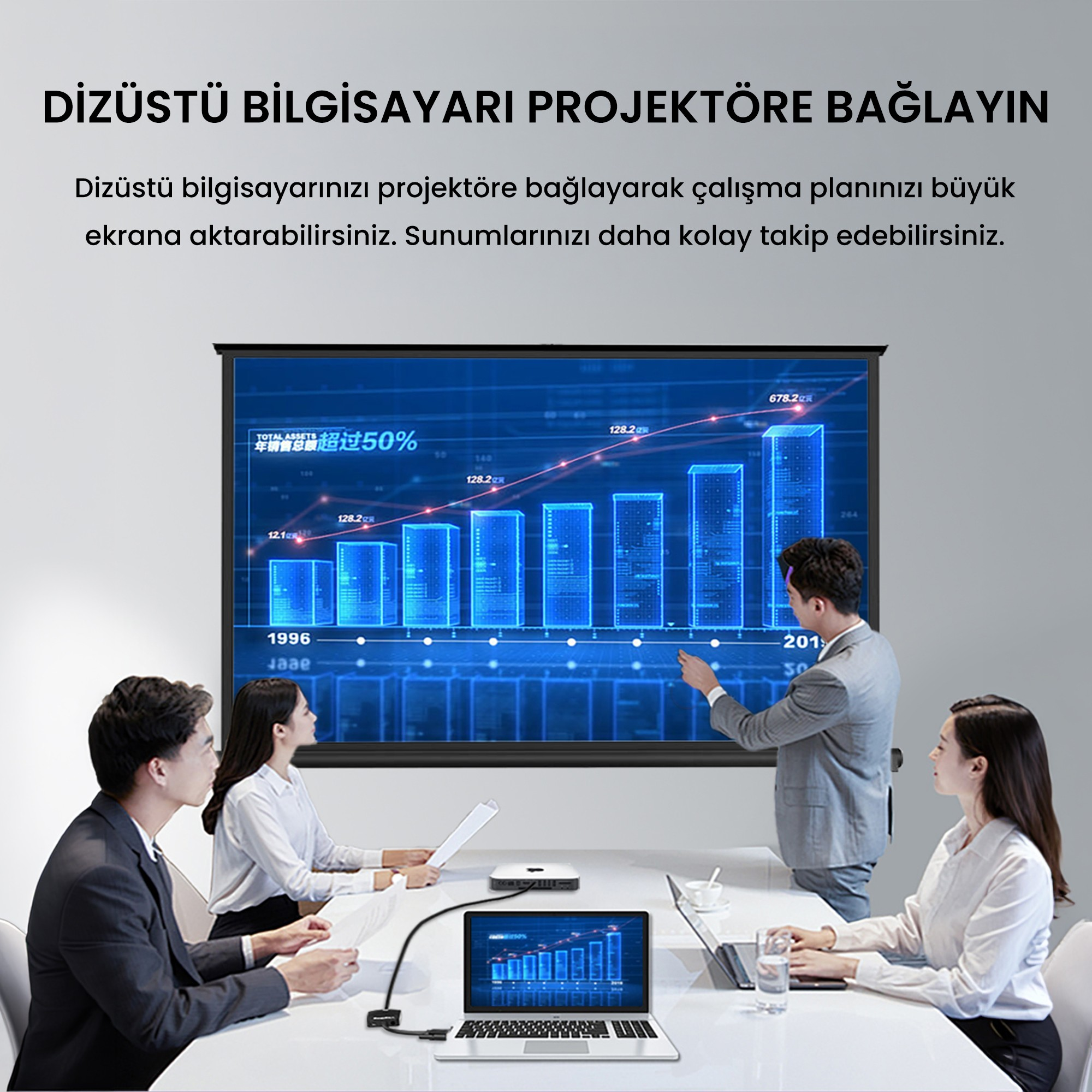 Bir adam bir toplantı odasında meslektaşlarına bir ekranda grafikler sunuyor, dizüstü bilgisayara bağlı.