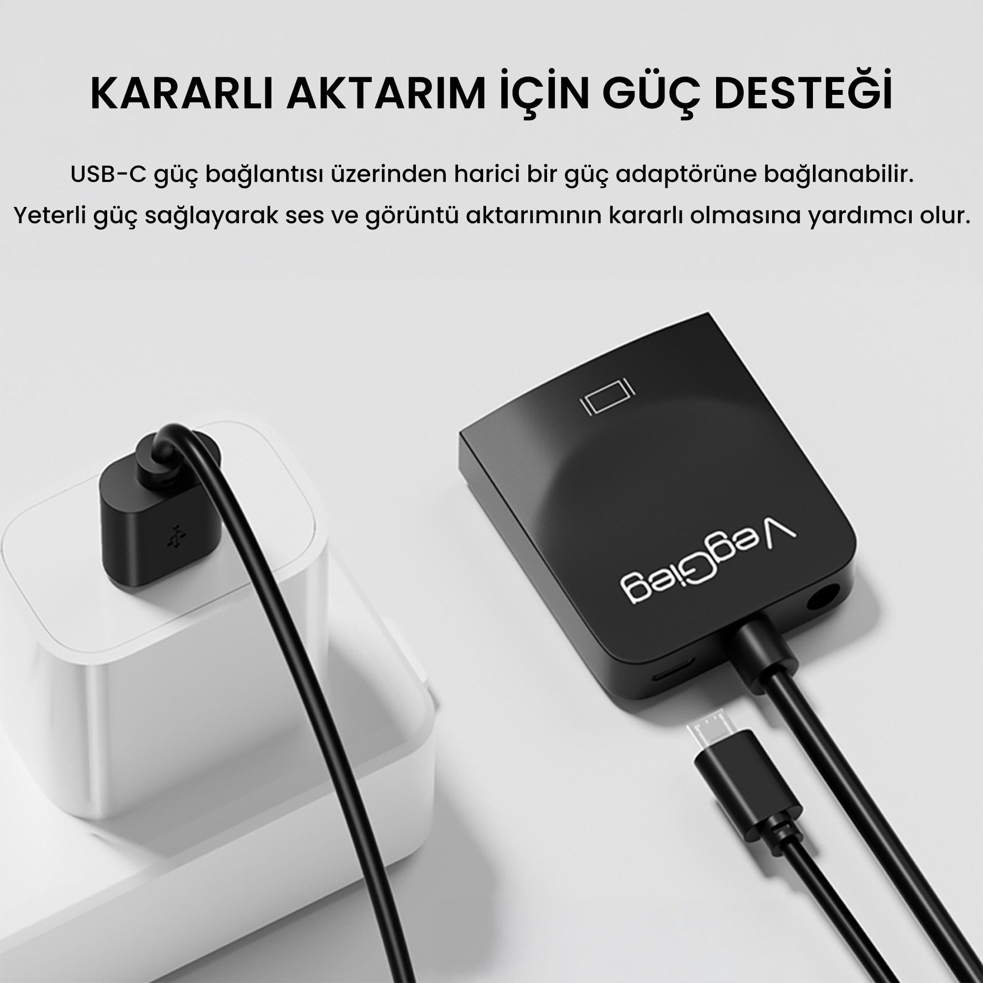 Üstünde Türkçe metin bulunan, USB-C güç kaynağına bağlı siyah VegGieg video adaptörü.