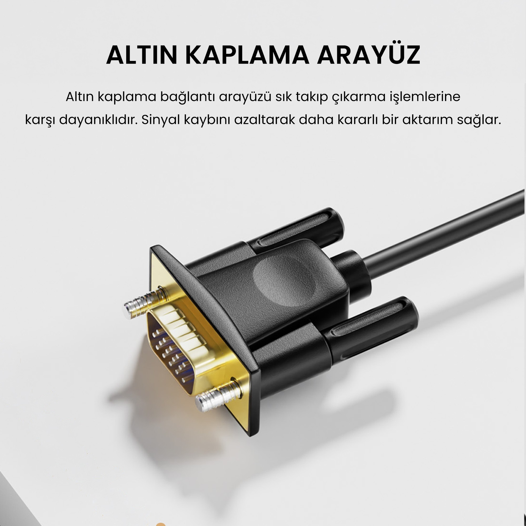 Açık renkli arka plan ve Türkçe metin üzerinde siyah gövdeli ve vidalı altın kaplama VGA konnektörü.