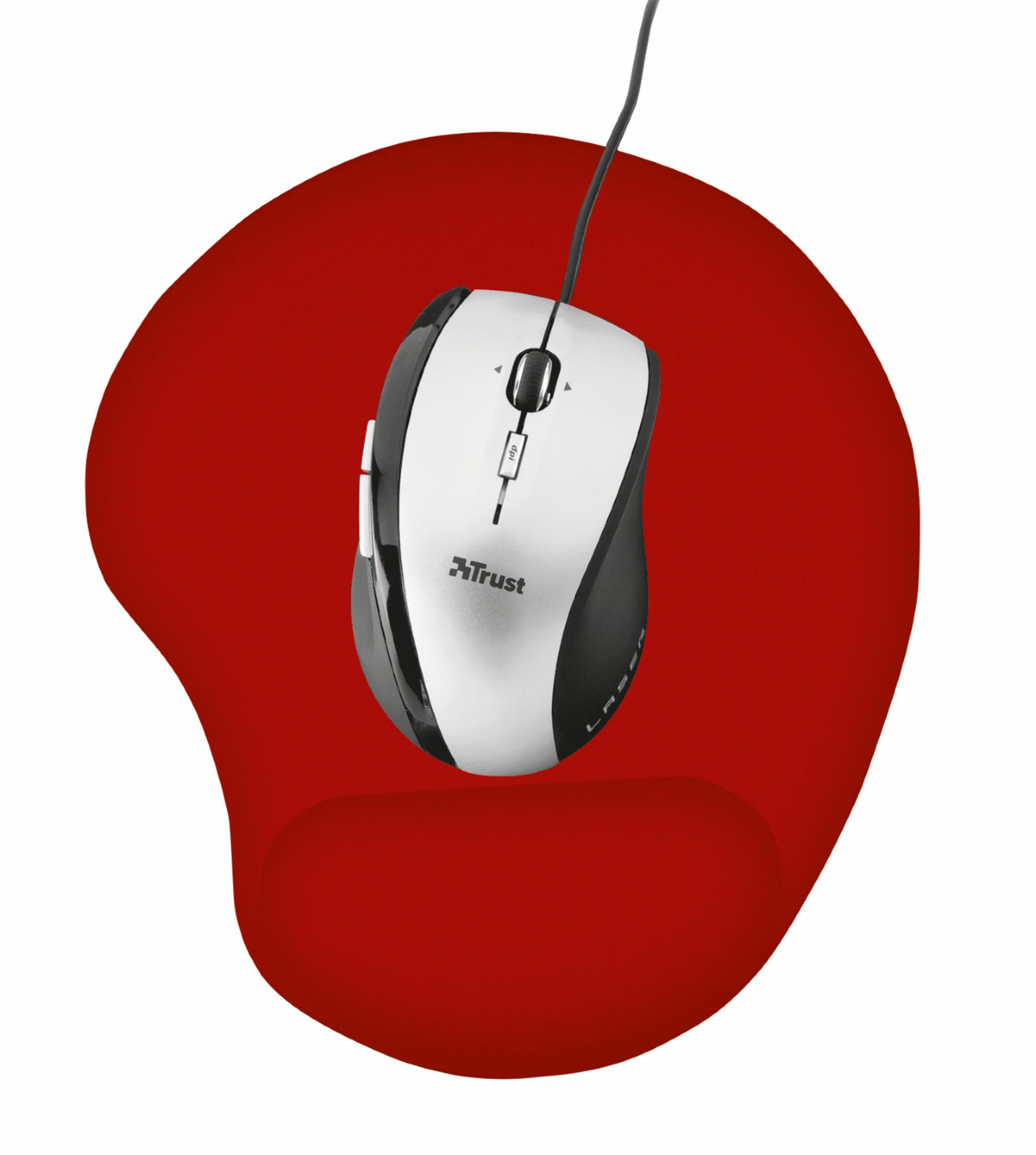 Une souris filaire grise et noire repose sur un tapis de souris ergonomique rouge sur fond blanc.