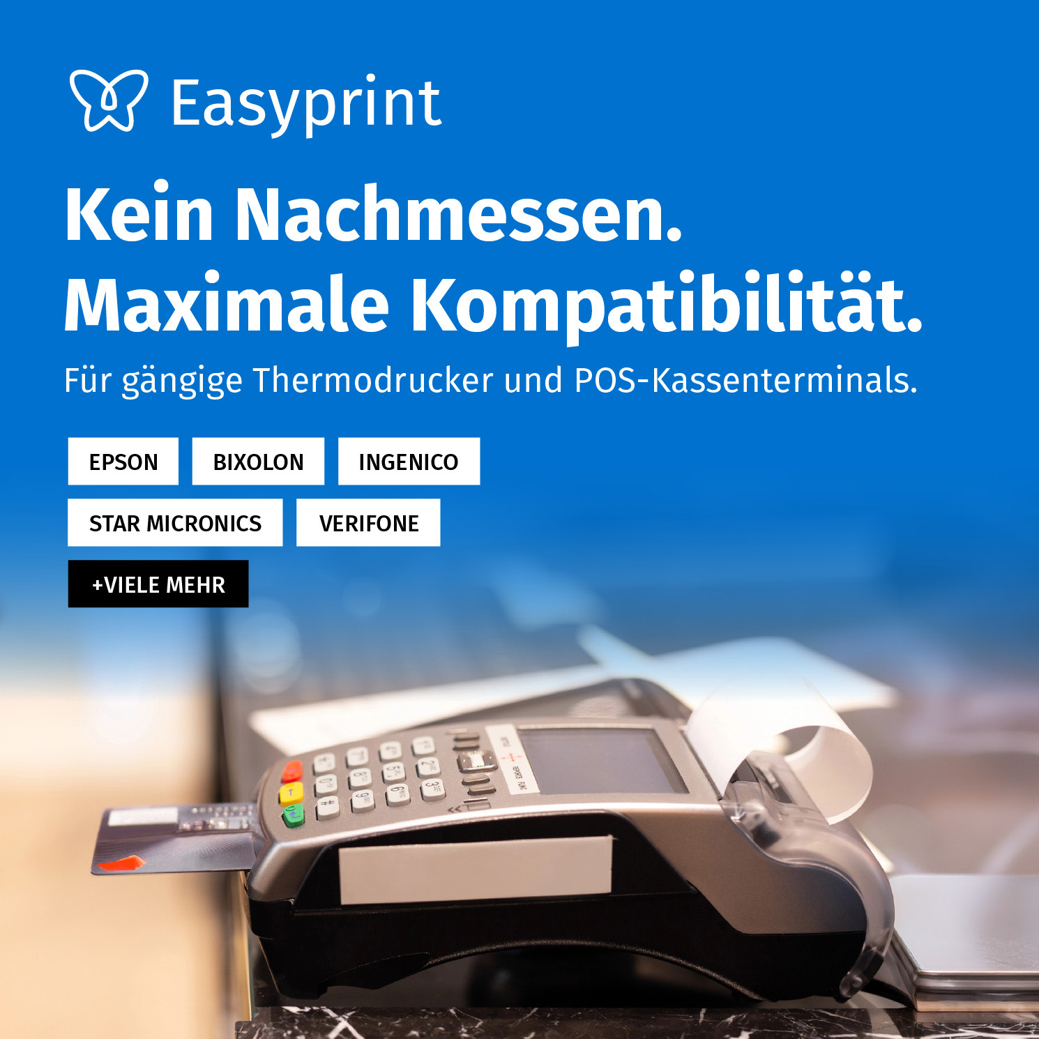 Ein POS-Kassenterminal mit eingesteckter Kreditkarte vor blauem Hintergrund mit weißem Text.