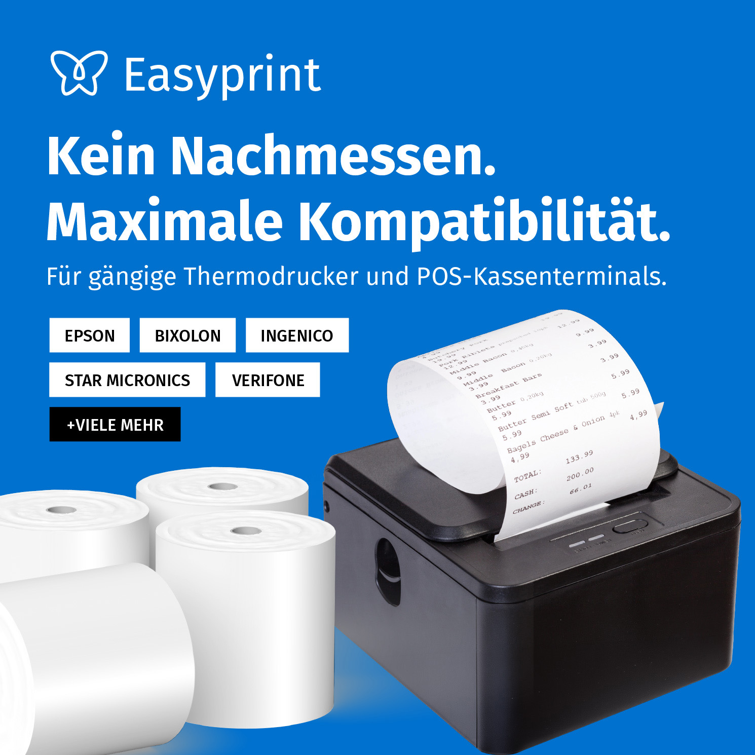 Ein schwarzer Bondrucker druckt einen Kassenbon, mit Bonrollen und Markenlogos vor blauem Hintergrund.