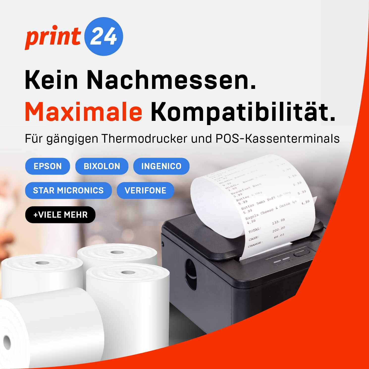 Thermopapierrollen und Belegdrucker vor einem Werbebanner für Kassenterminals.