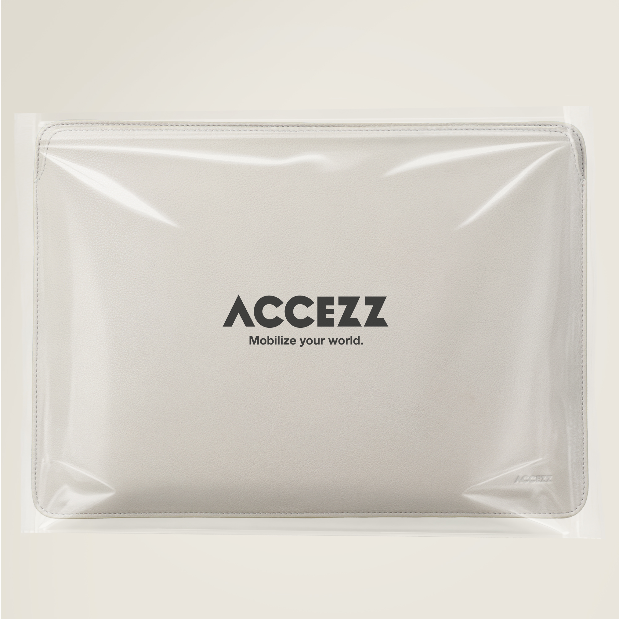 Una funda gris para portátil con el texto ACCEZZ y Mobilize your world, empaquetada en plástico.