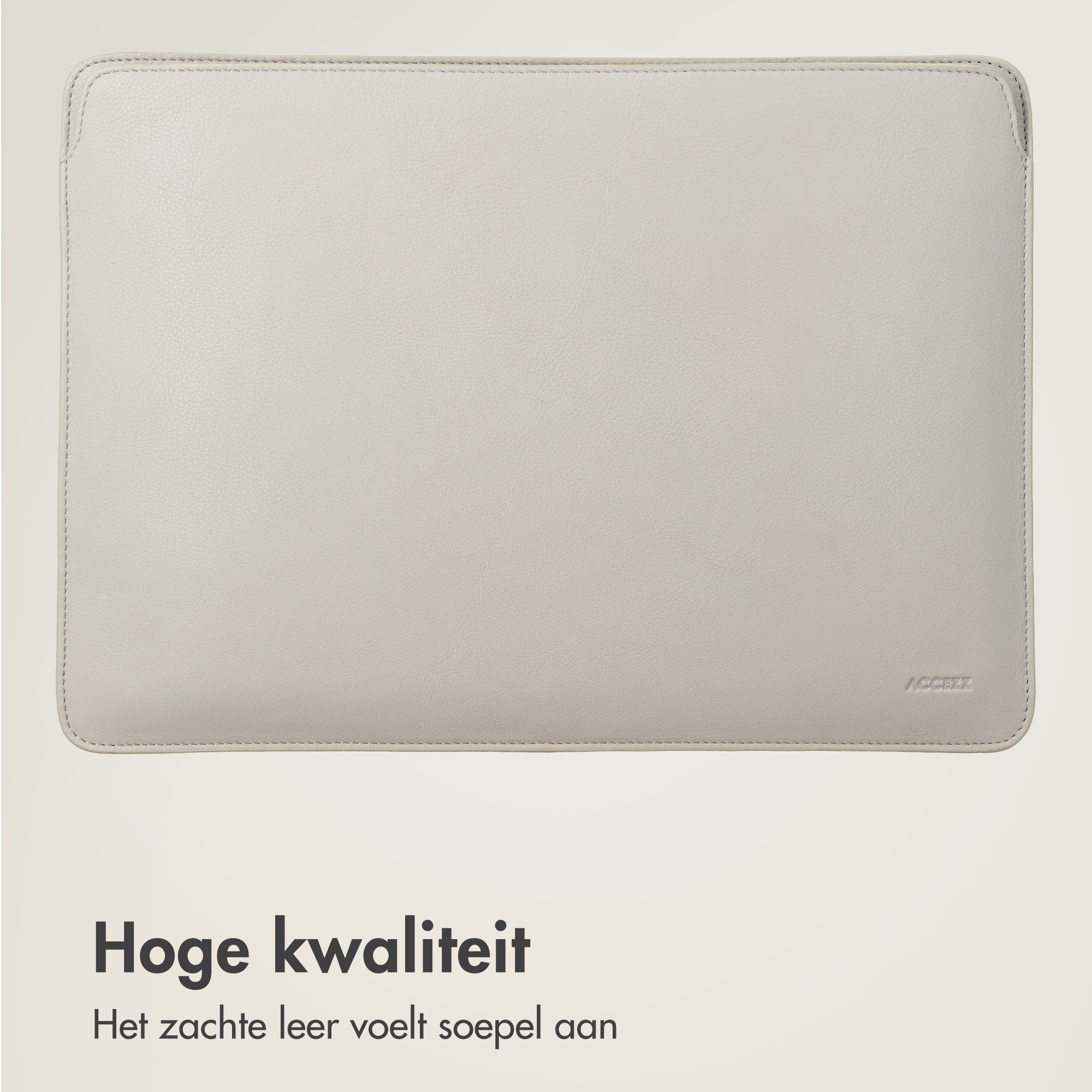 Una funda para portátil de cuero beige plano con bordes cosidos y texto en holandés abajo.