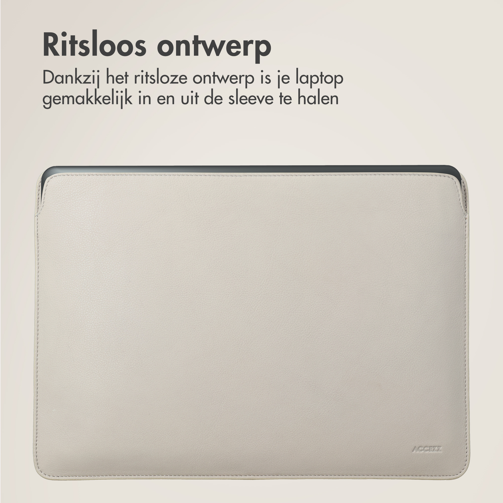 Una funda para portátil beige con diseño sin cremallera sobre un fondo neutro.