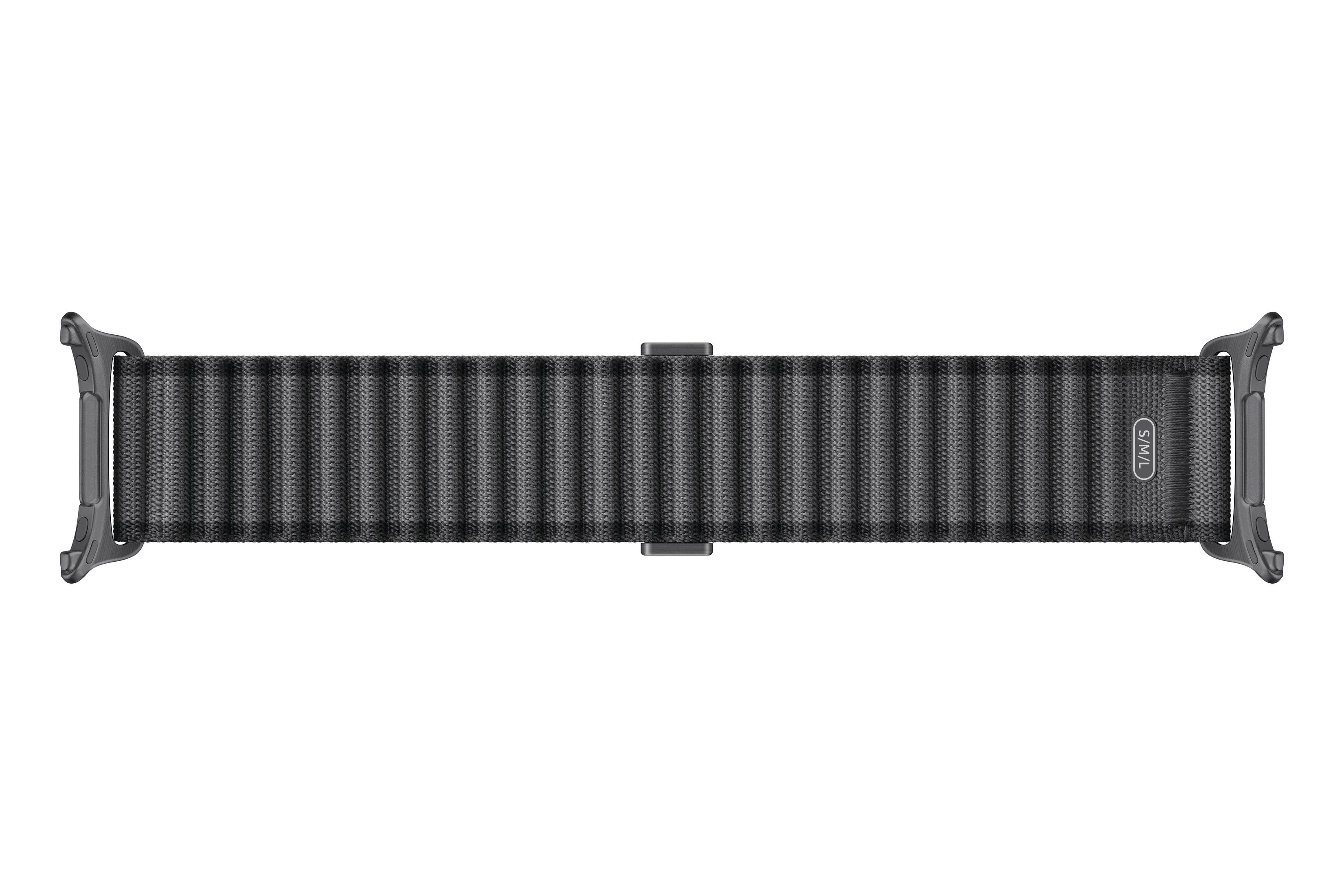 Una correa Alpine Loop negra y acanalada para Apple Watch, con herrajes color titanio sobre fondo blanco.