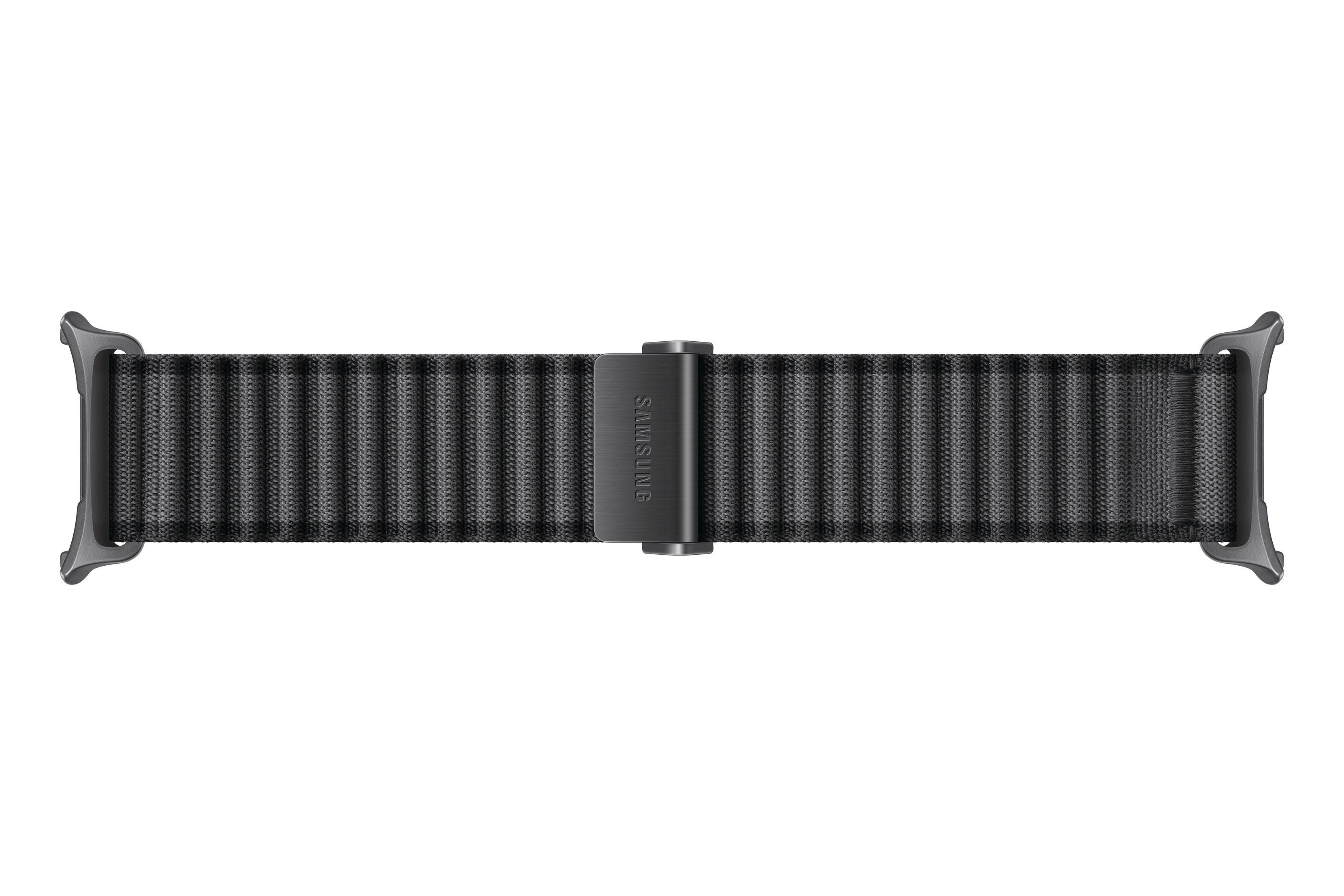 Una correa de reloj inteligente de tela negra con conectores metálicos y una hebilla con el logotipo de Samsung.