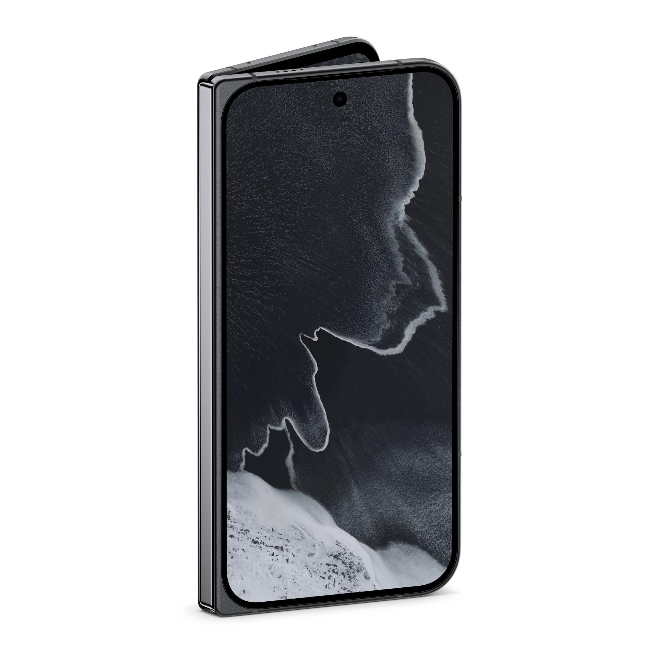 Uno smartphone pieghevole nero in piedi su sfondo bianco, con uno sfondo astratto e ondulato sul display.