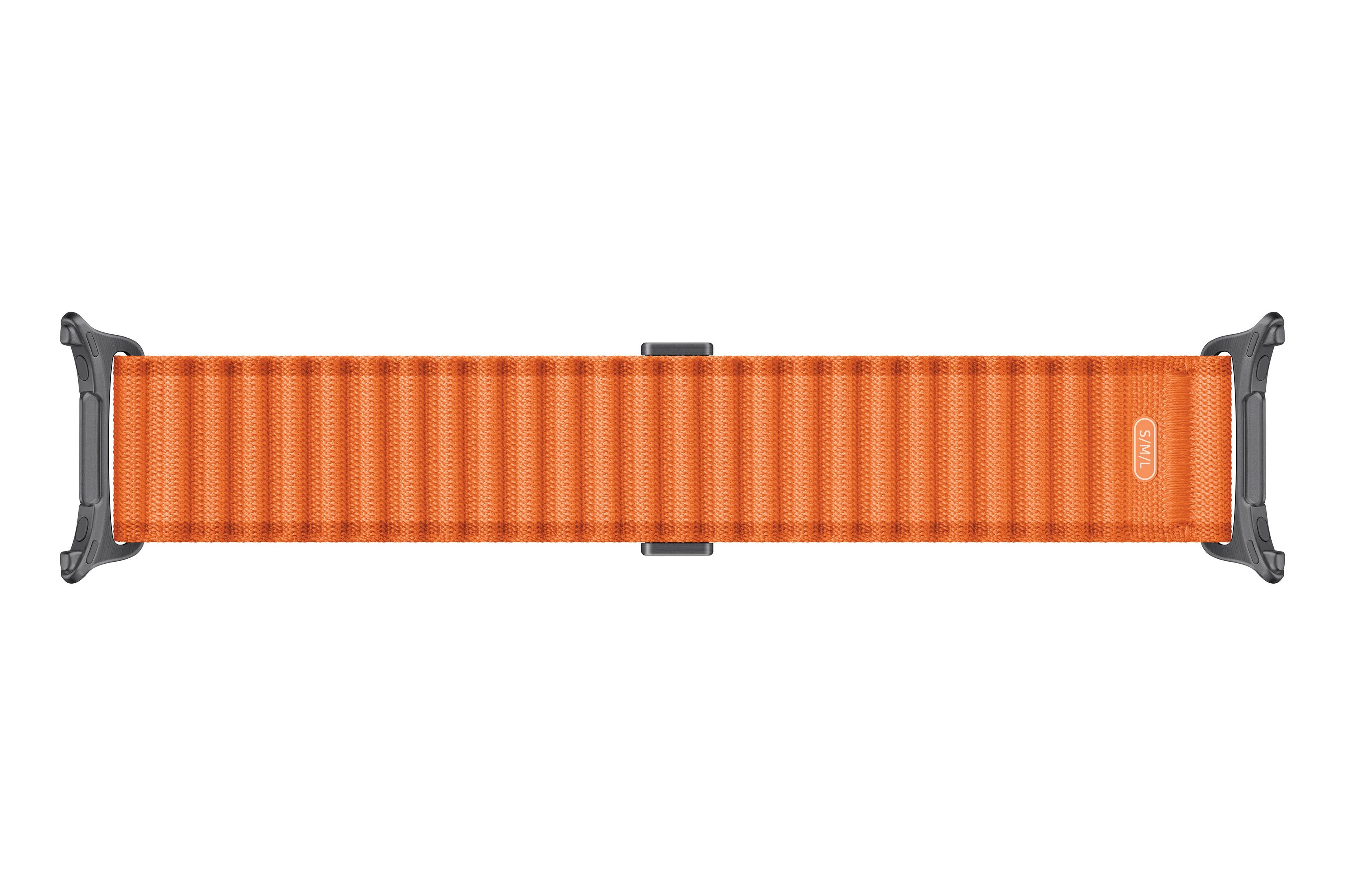 Un bracelet de montre connectée en textile orange avec des connecteurs métalliques noirs et une boucle étiquetée S/M/L.