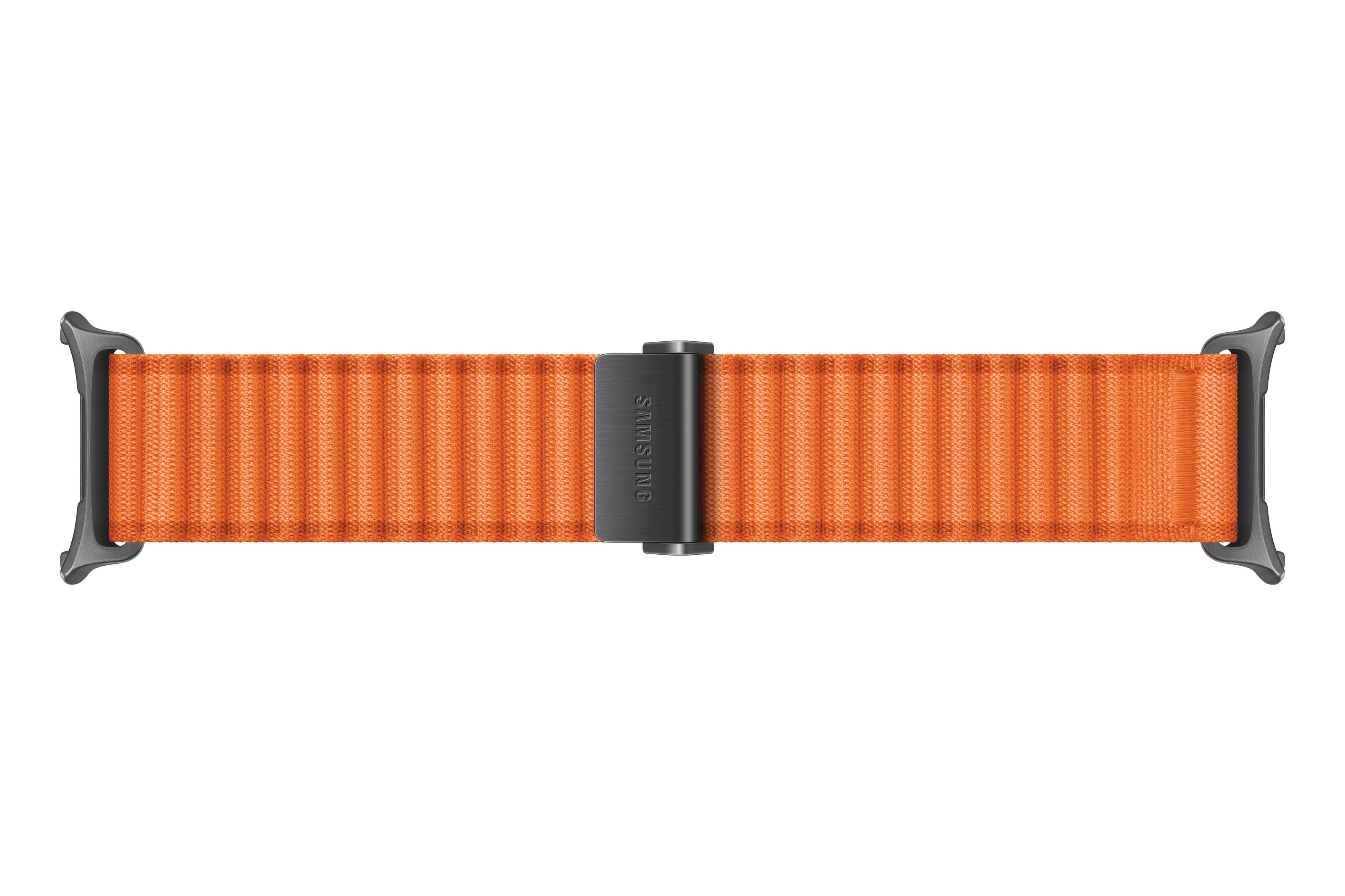 Un bracelet de montre en tissu orange avec des pièces en métal foncé et le logo Samsung sur le fermoir sur fond blanc.