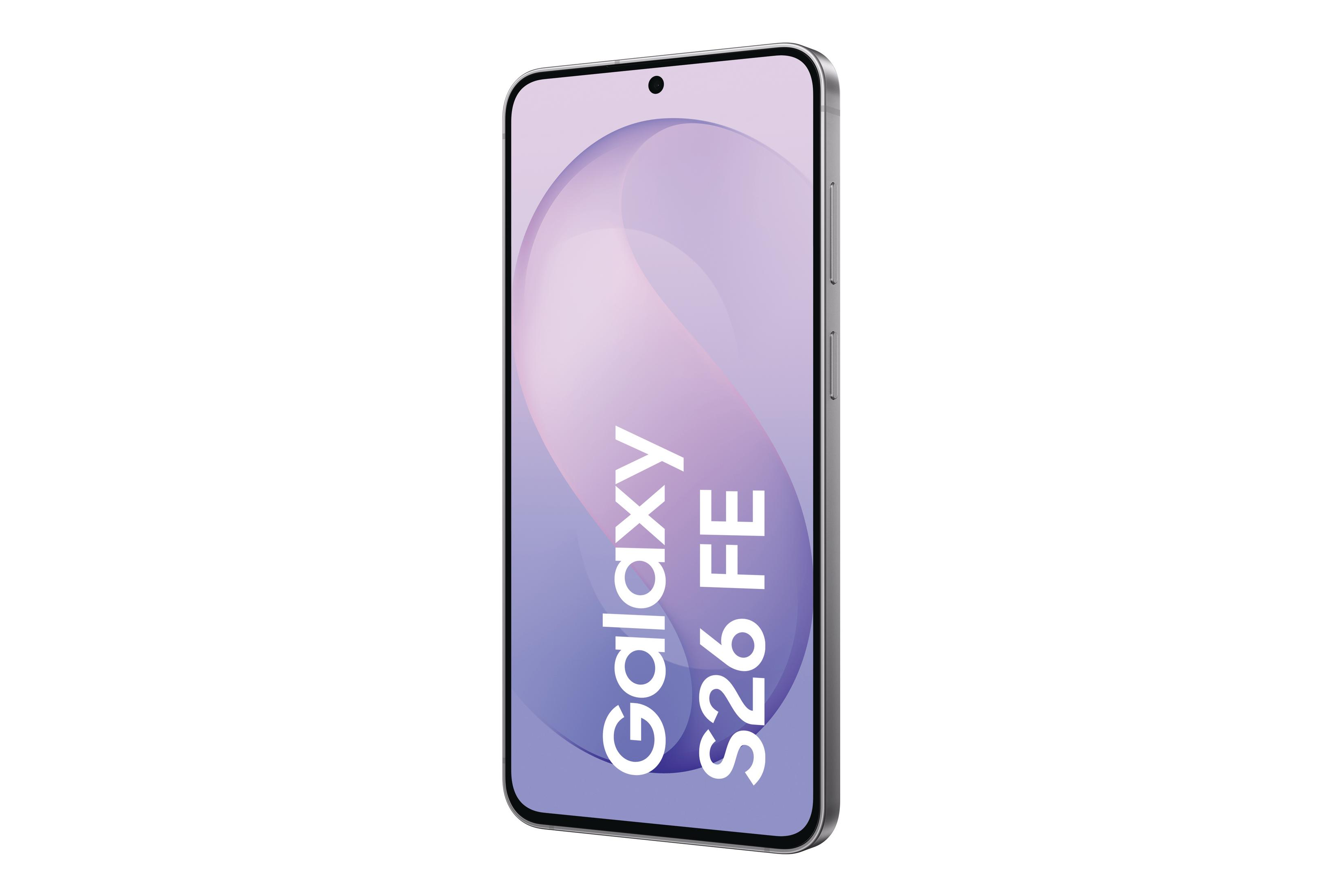 Ein Smartphone mit 'Galaxy S26 FE' auf hellem, violettem Hintergrund vor weißer Kulisse.