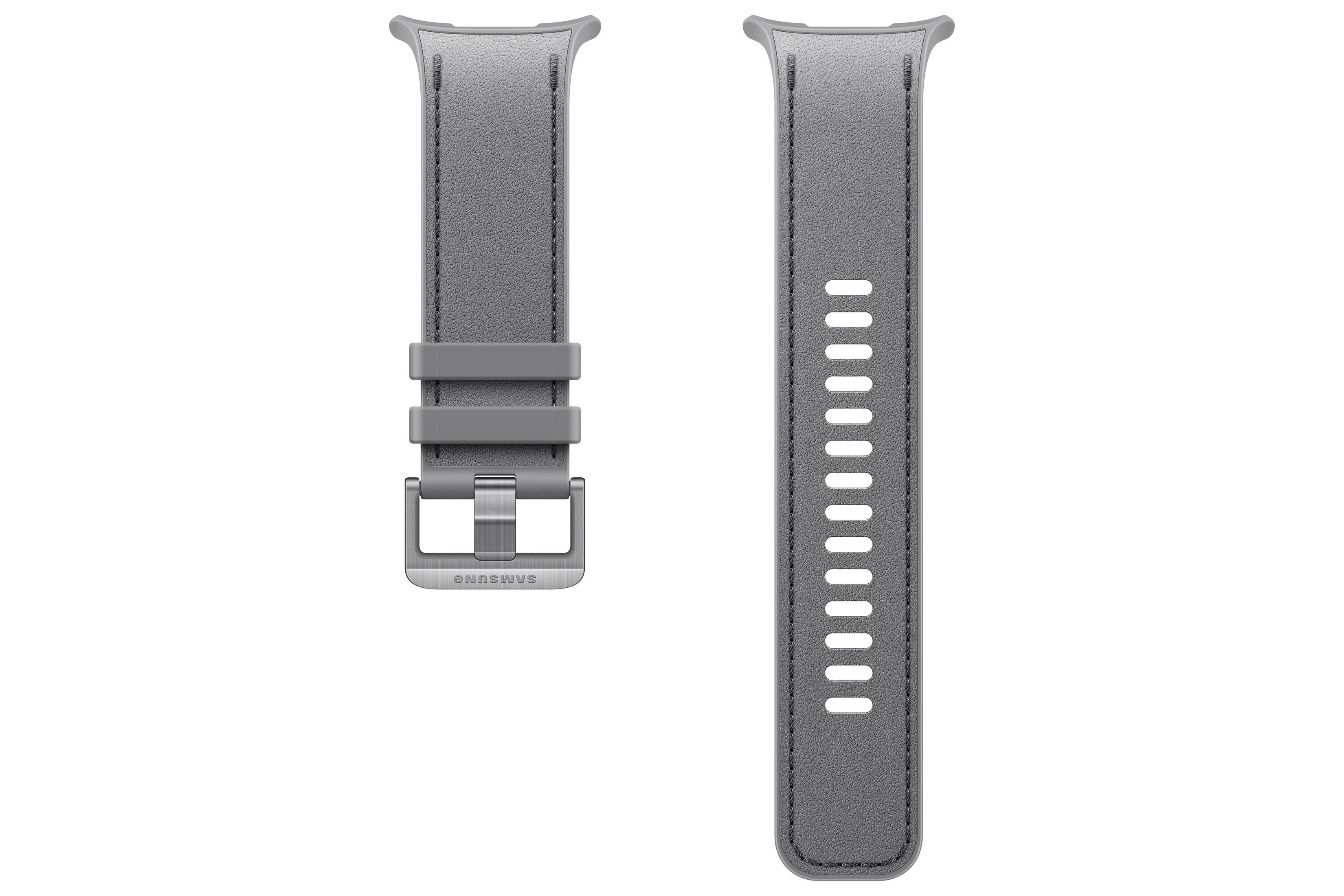 Due cinturini per smartwatch in pelle grigia con fibbie argentate su sfondo bianco.