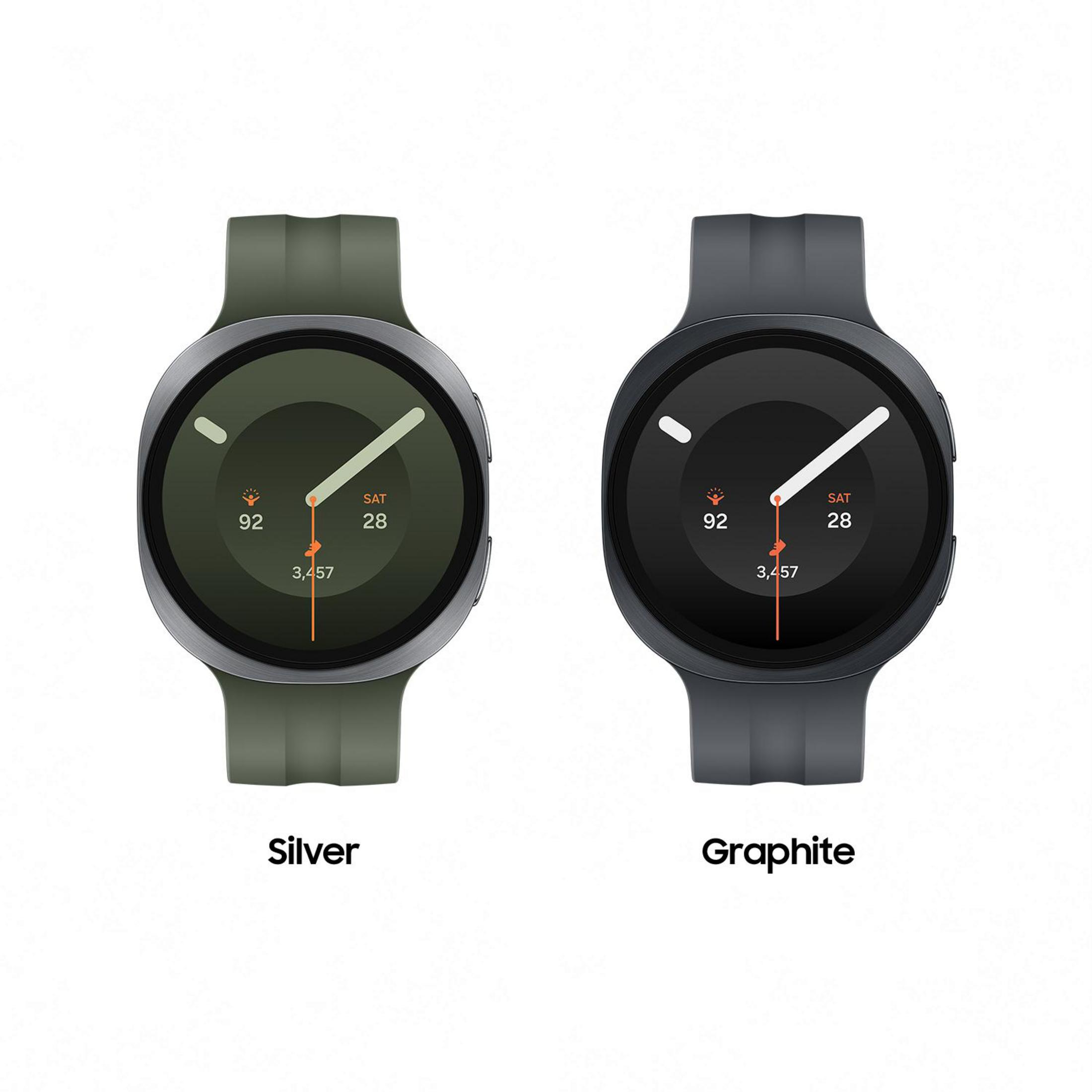 Due smartwatch affiancati con cinturini argento e grafite, che mostrano ora, passi e stato della batteria.