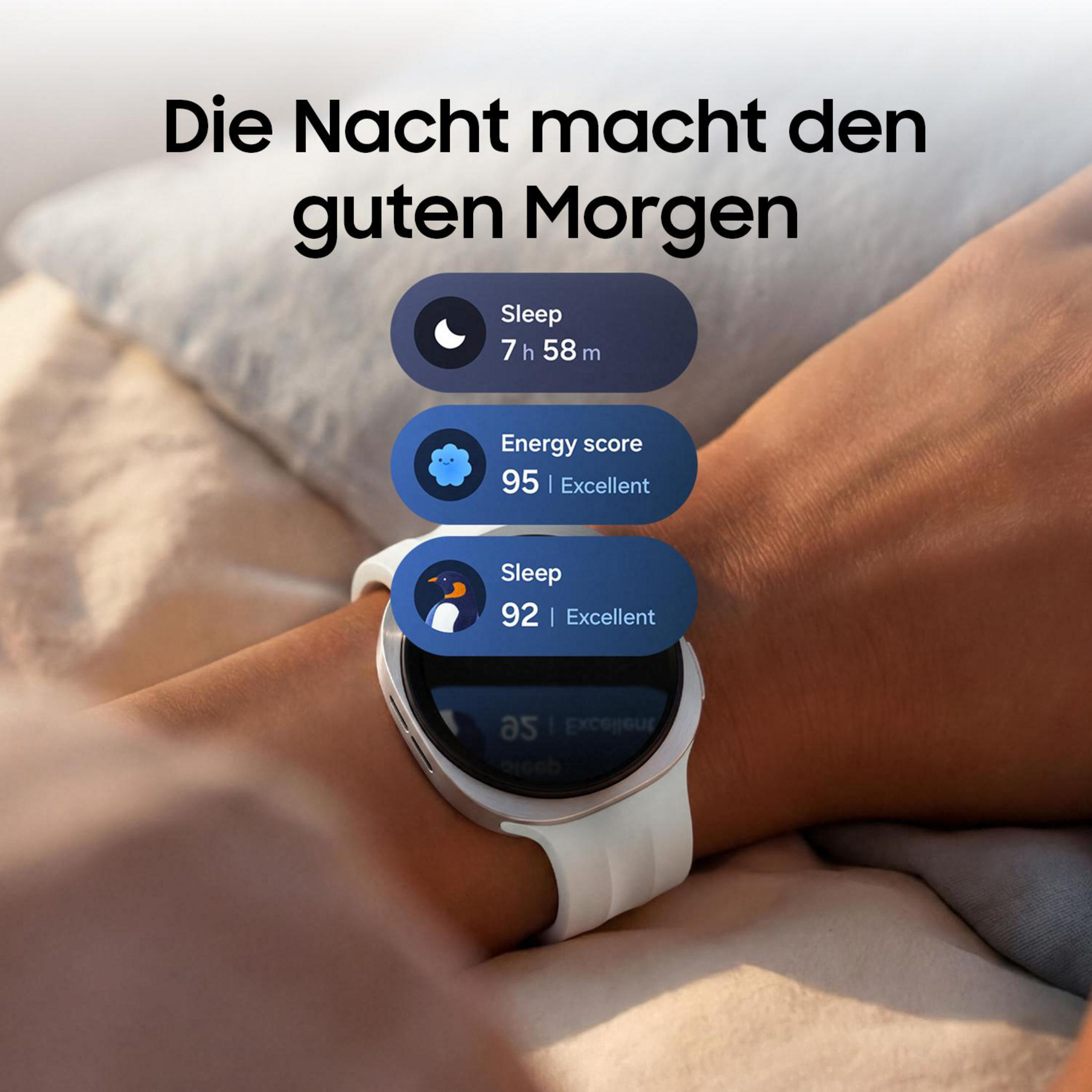 Braccio di una persona addormentata con smartwatch bianco che mostra i punteggi.