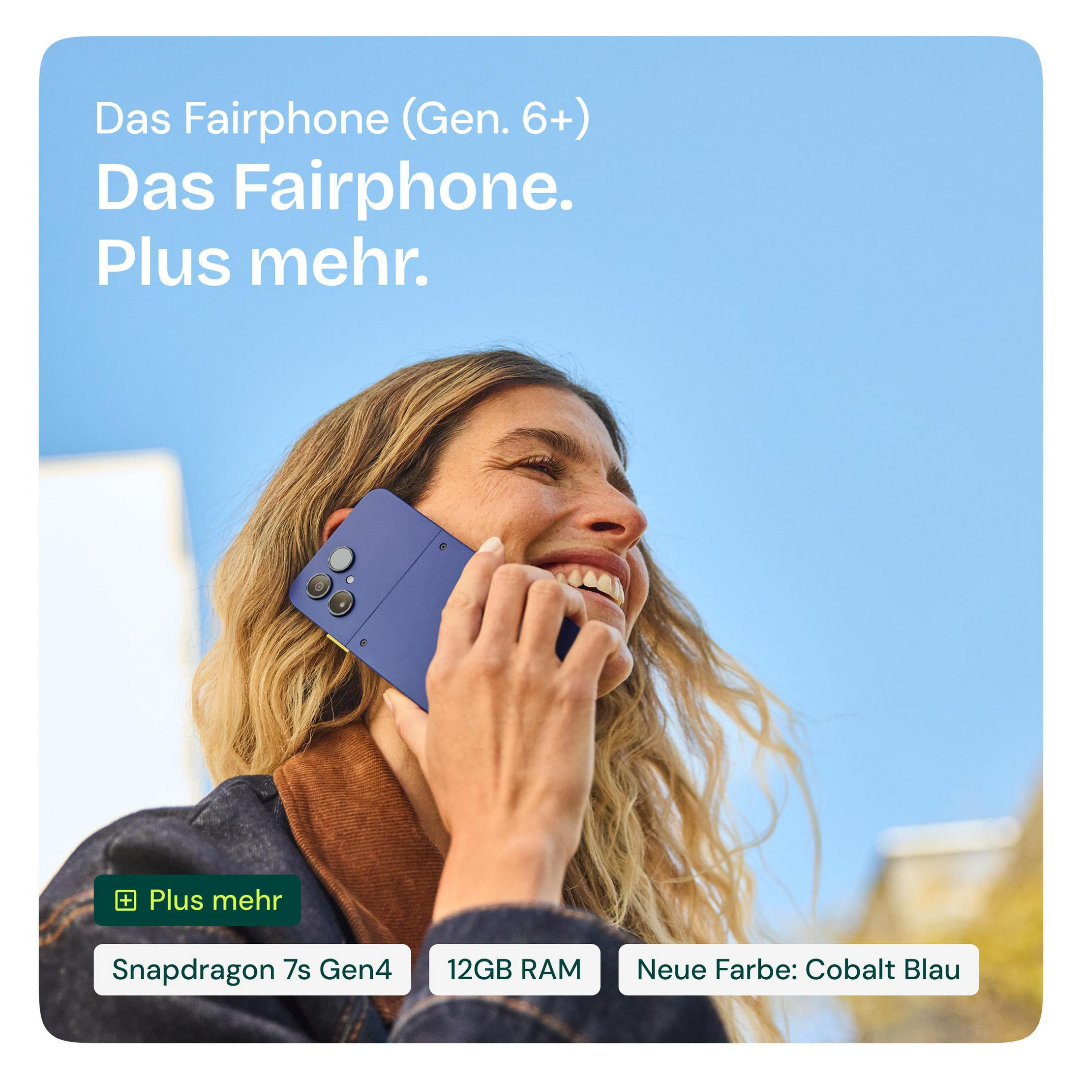 Una donna sorridente parla al telefono blu su cielo sereno, con testo in tedesco e specifiche.