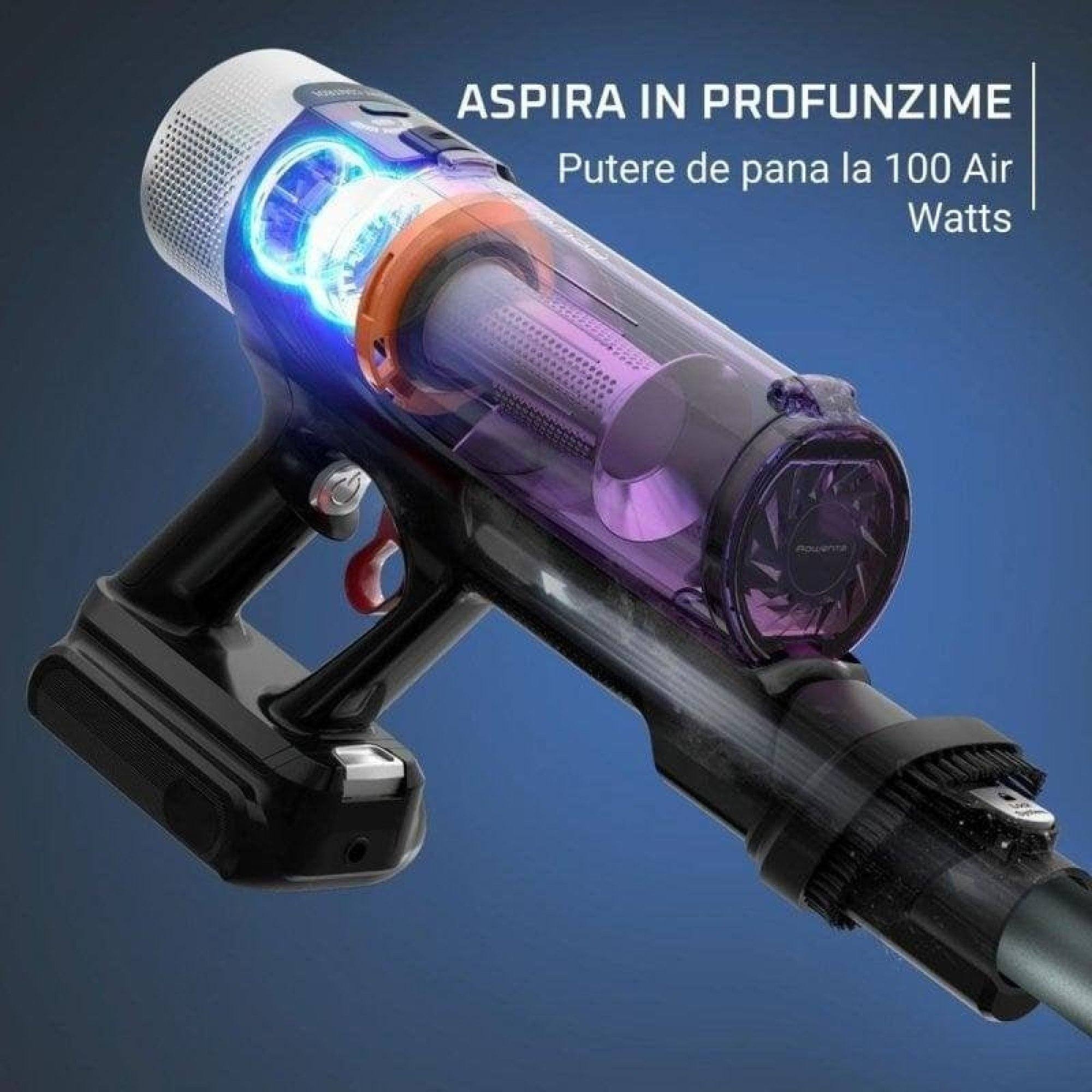 Aspiradora de mano con depósito transparente y motor azul brillante sobre fondo azul.