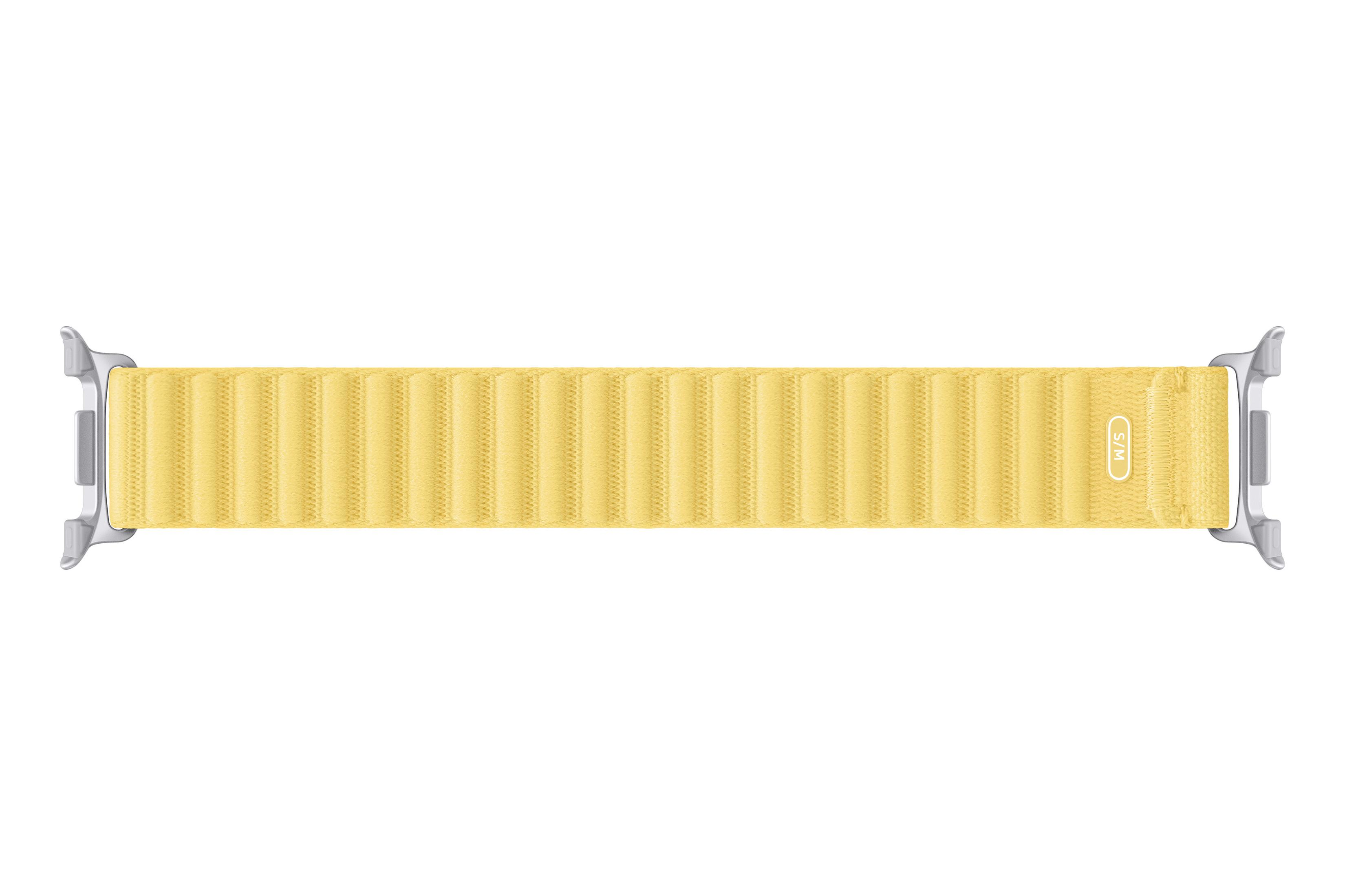 Una correa amarilla Alpine Loop para Apple Watch con conectores metálicos plateados y texto S/M.