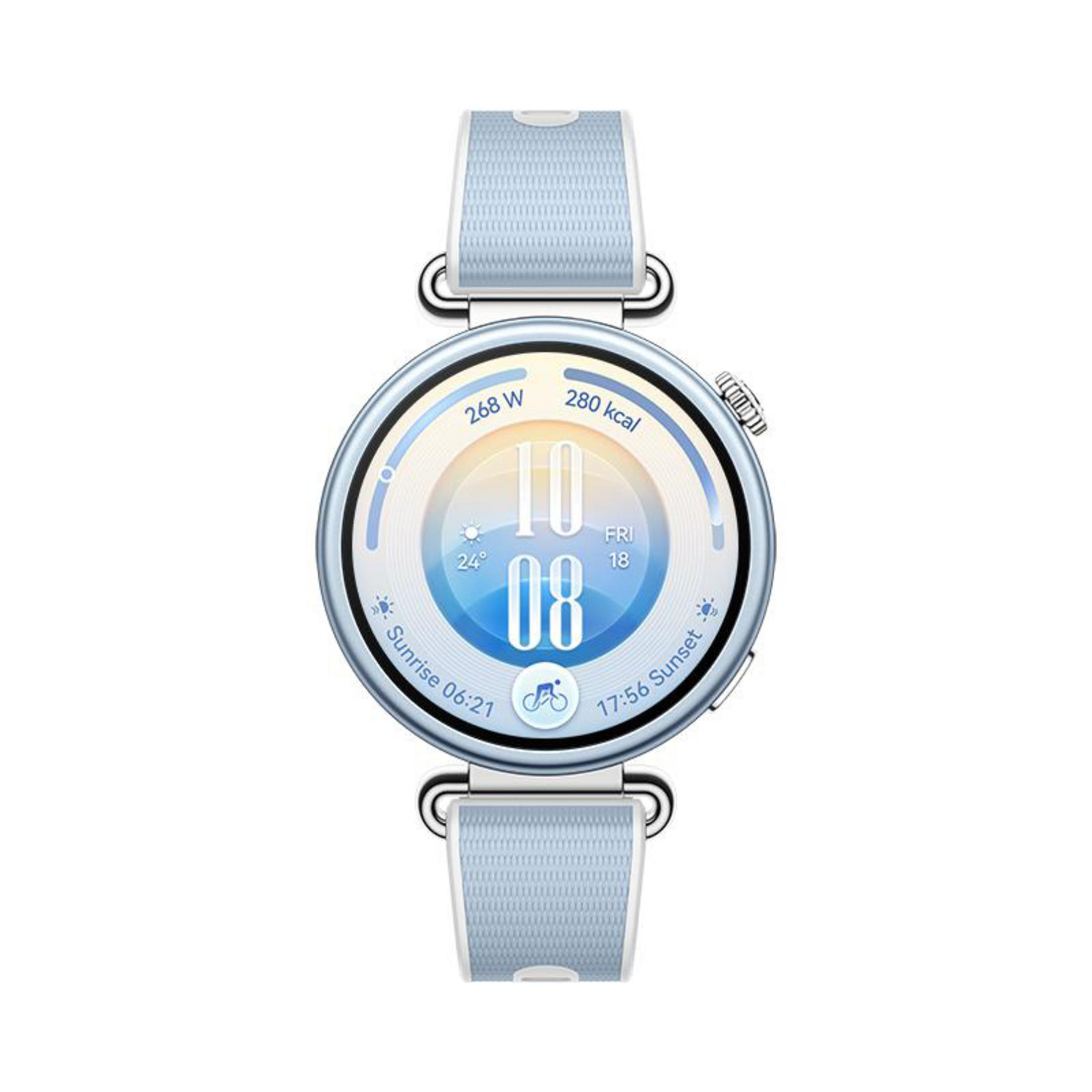 Uno smartwatch rotondo argento con cinturino in tessuto azzurro mostra un quadrante digitale.