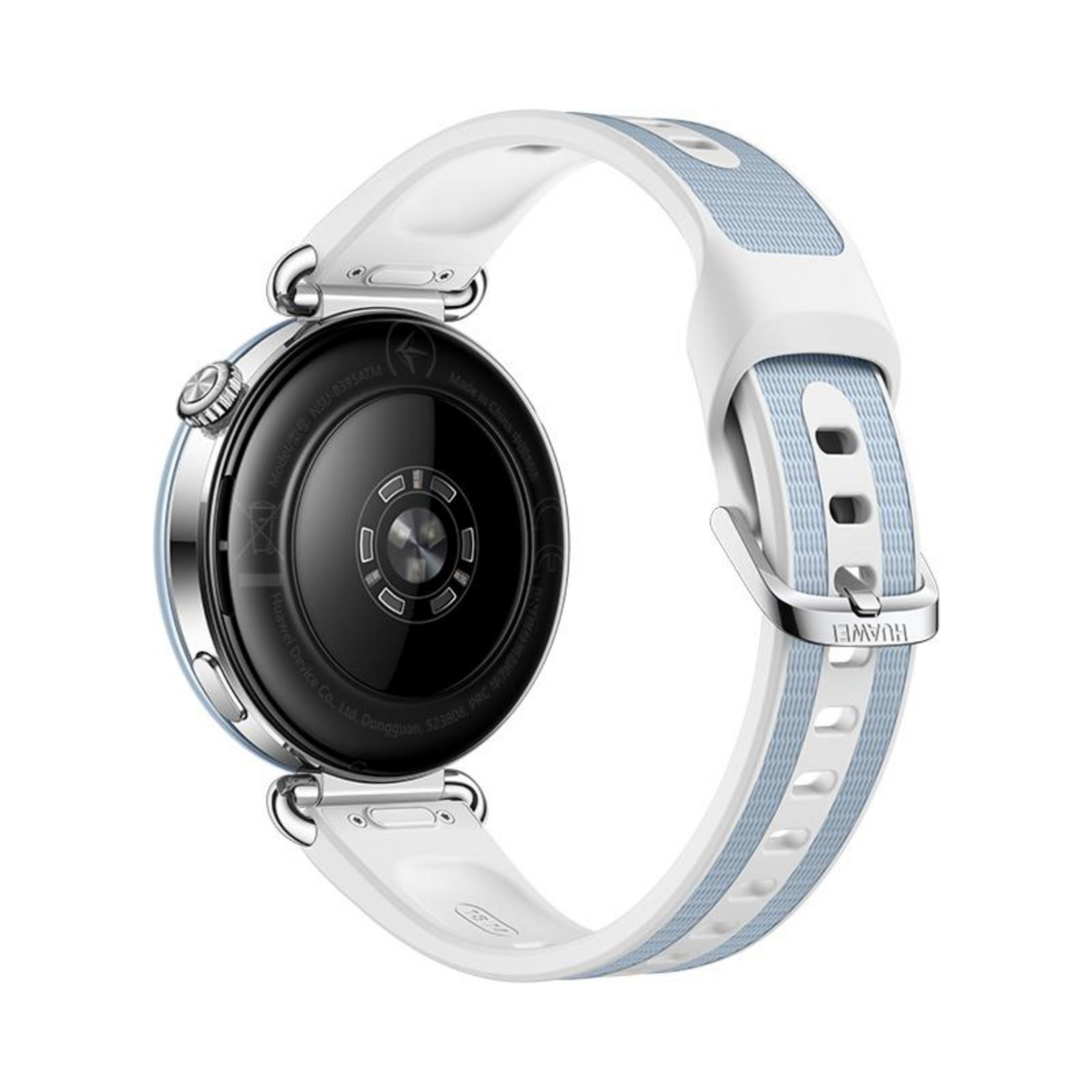 Retro di uno smartwatch con sensori e cinturino in tessuto blu e bianco con fibbia in metallo su sfondo bianco.