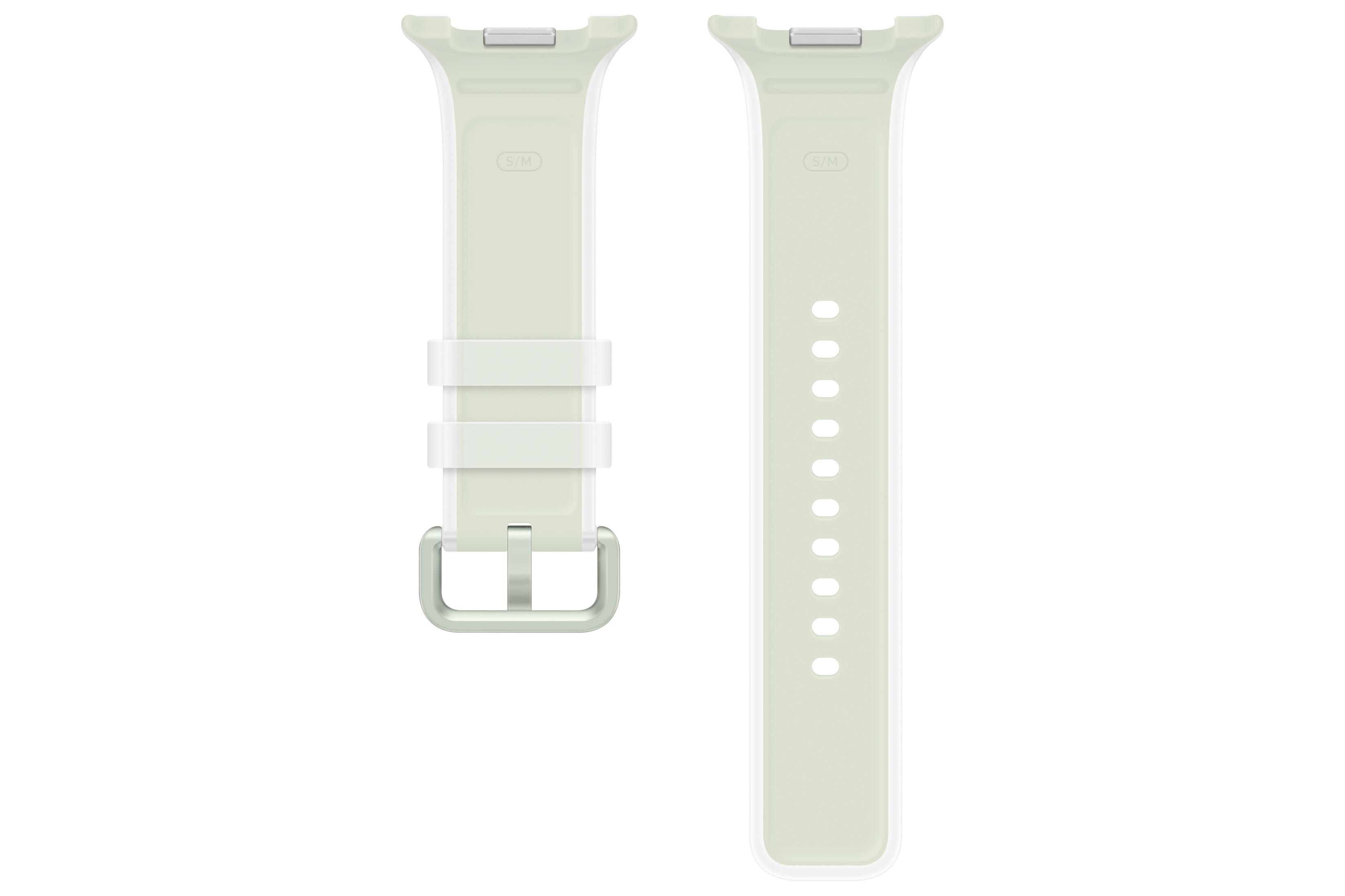 Due pezzi di cinturino per orologio in silicone verde chiaro su sfondo bianco, con fibbia e fori.