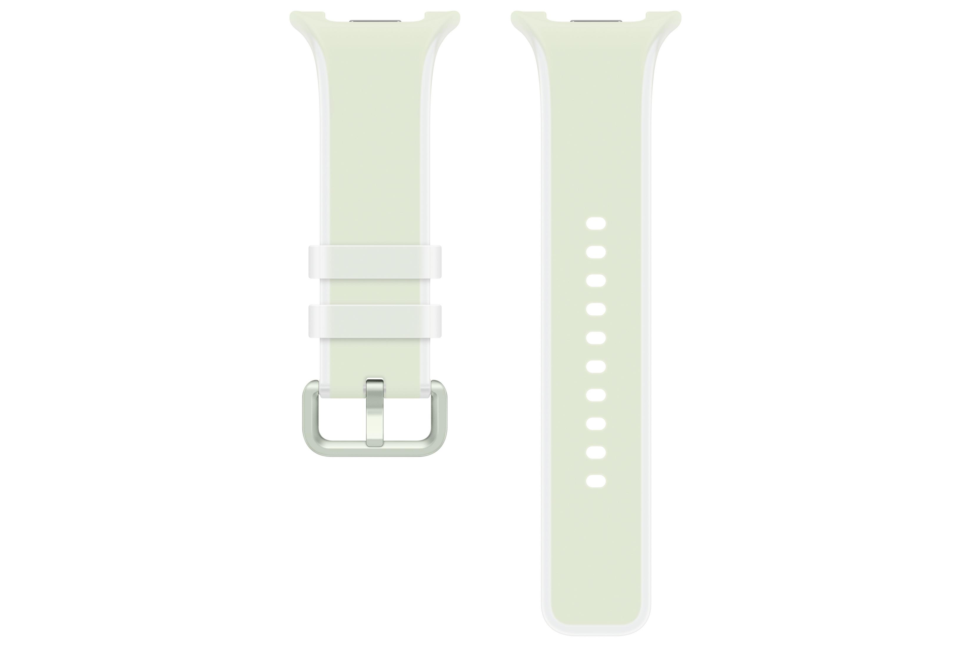 Un cinturino per smartwatch verde chiaro con fibbia argentata e due passanti su sfondo bianco.
