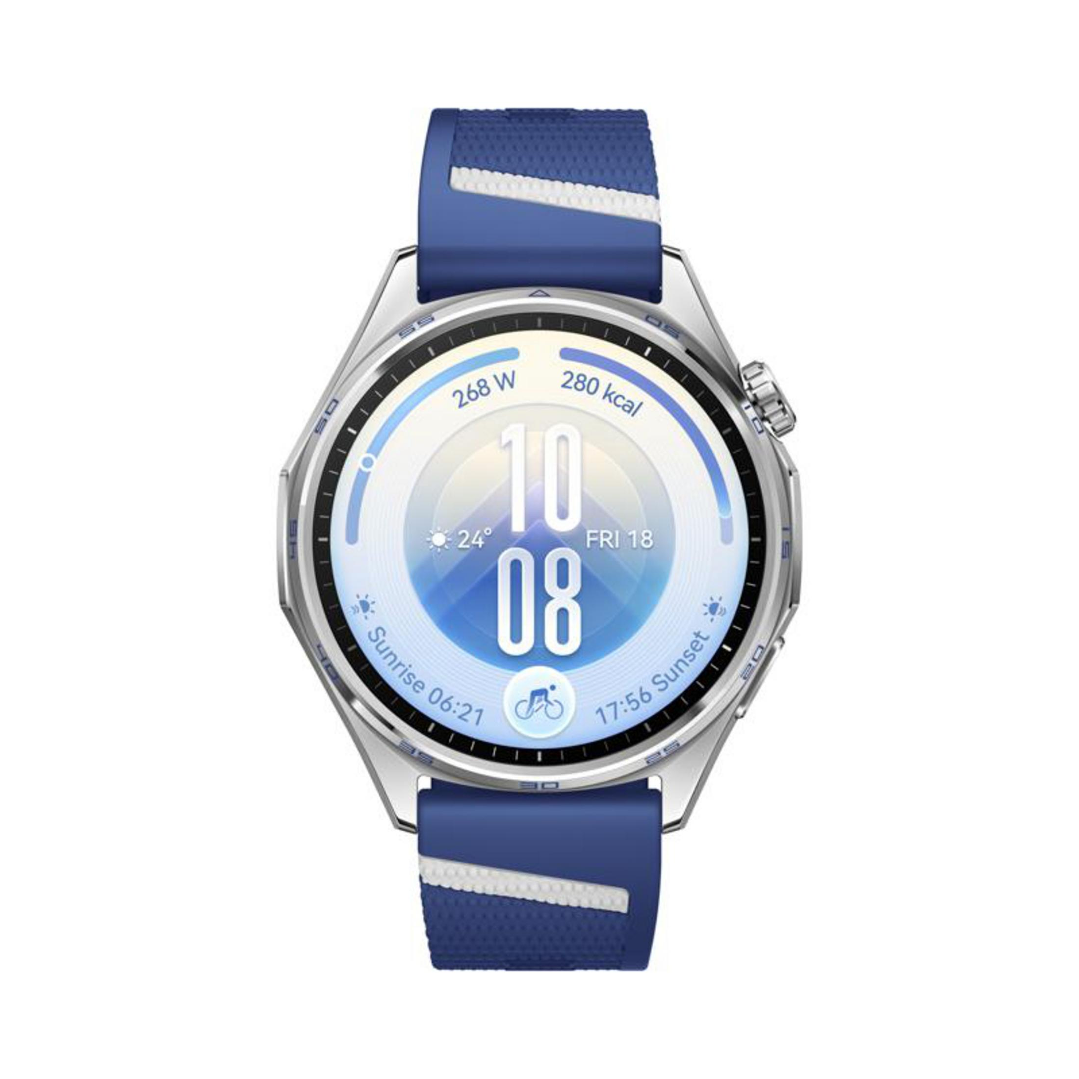 Smartwatch argentato con cinturino in silicone blu e quadrante digitale che mostra ora, meteo e dati di fitness.