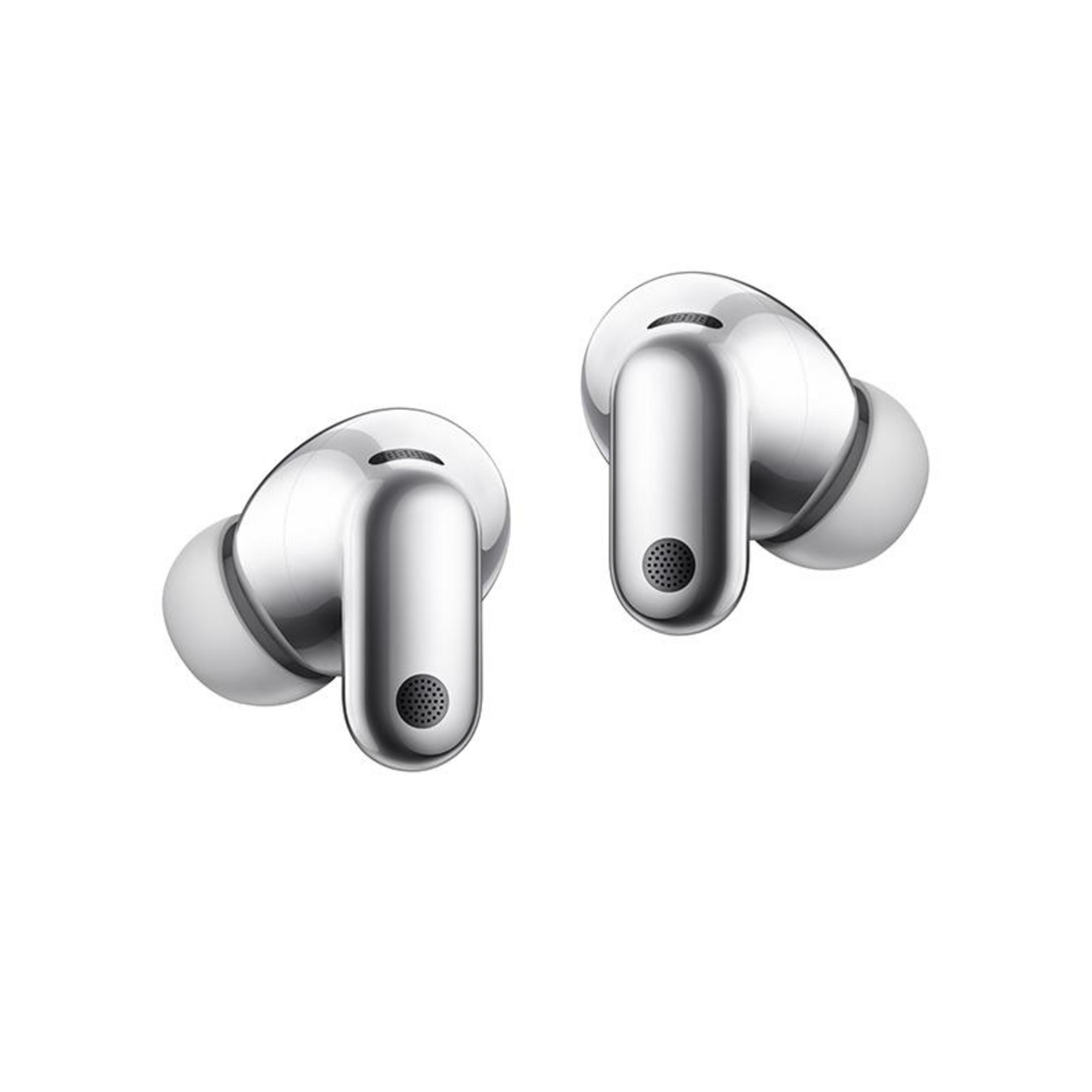 Dos auriculares inalámbricos plateados brillantes con puntas de silicona blanca sobre fondo blanco.
