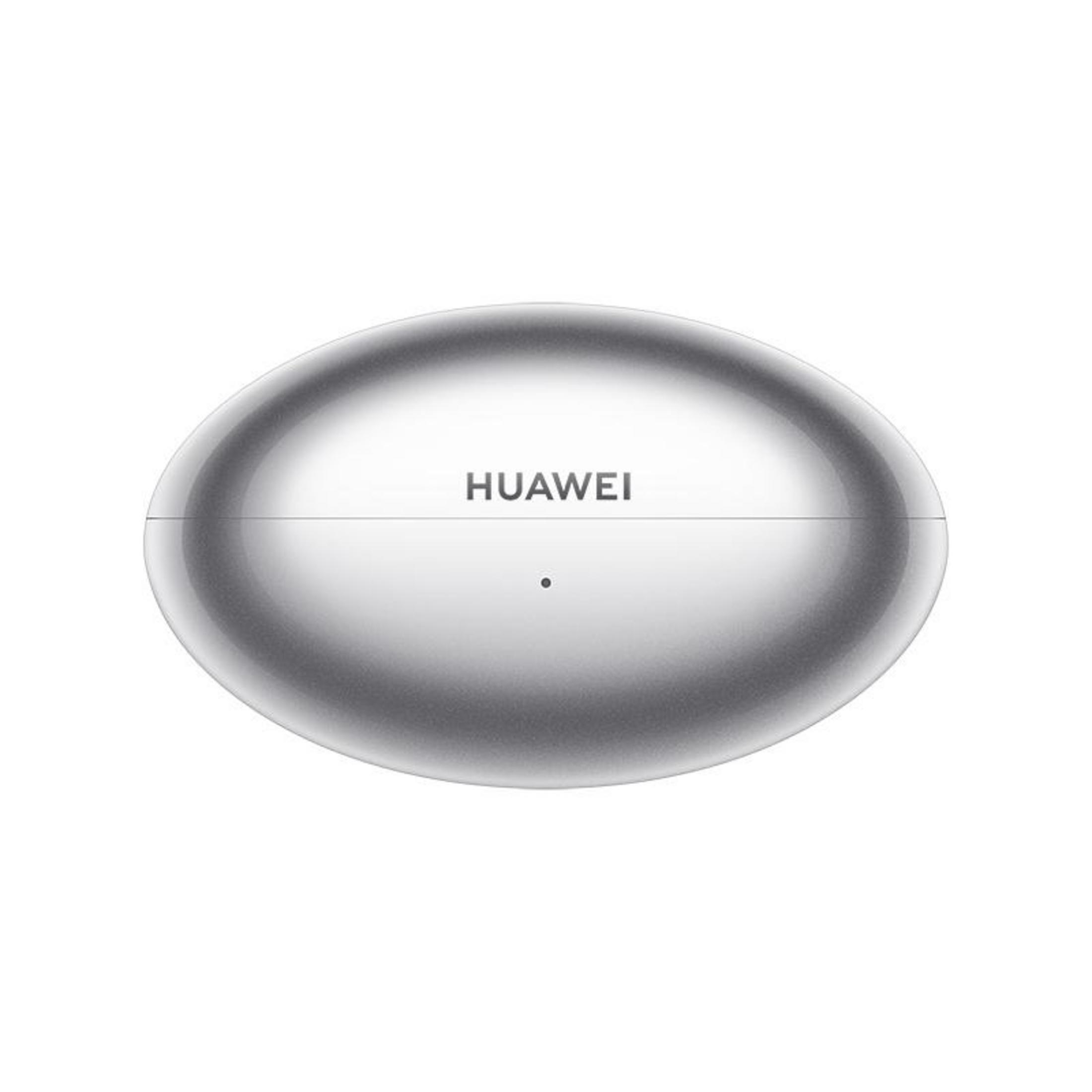 Un estuche de carga para auriculares Huawei plateado y ovalado con una pequeña luz LED al frente sobre fondo blanco.