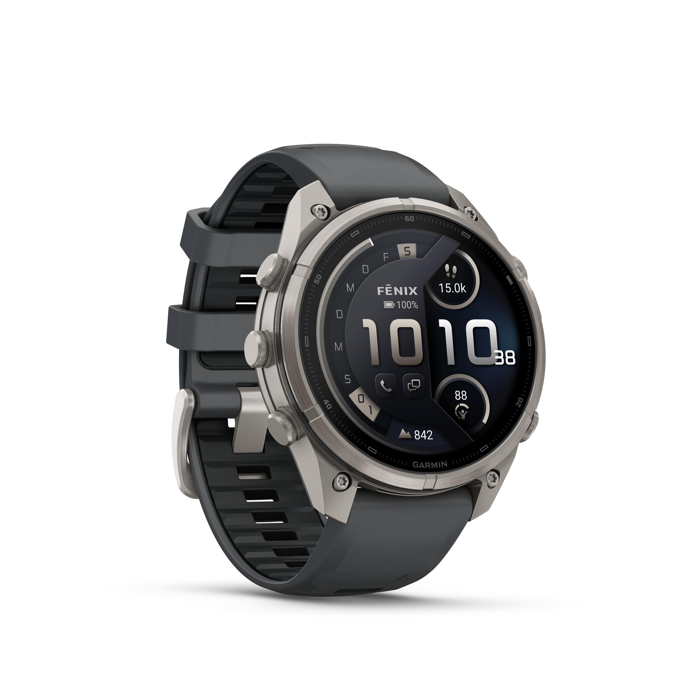 Un reloj inteligente Garmin Fenix gris con correa de silicona negra sobre fondo blanco.