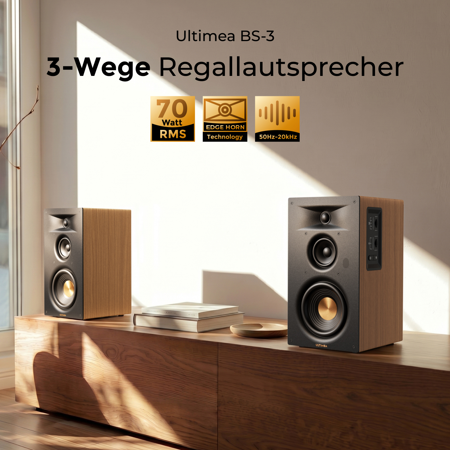 Due diffusori da scaffale Ultimea BS-3 in legno su un tavolo, con testo e tre icone sullo sfondo.