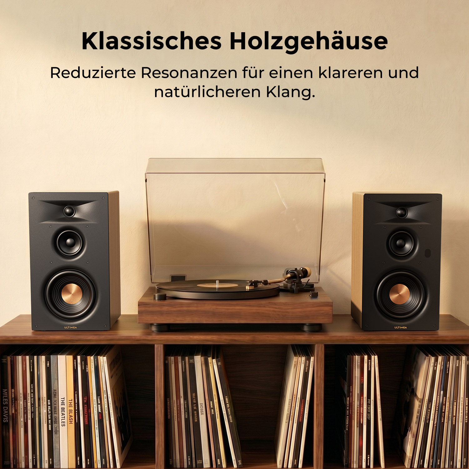 Giradischi e due altoparlanti su un ripiano con dischi in vinile.
