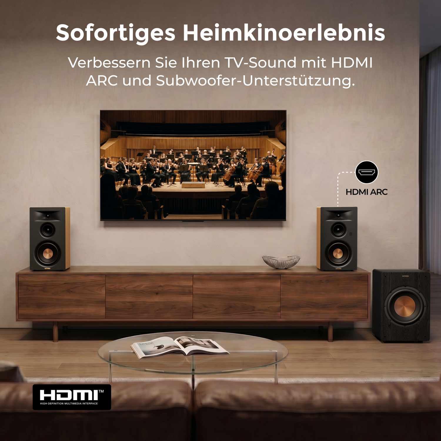 Salotto con TV che mostra un'orchestra, due altoparlanti e un subwoofer su un mobile.