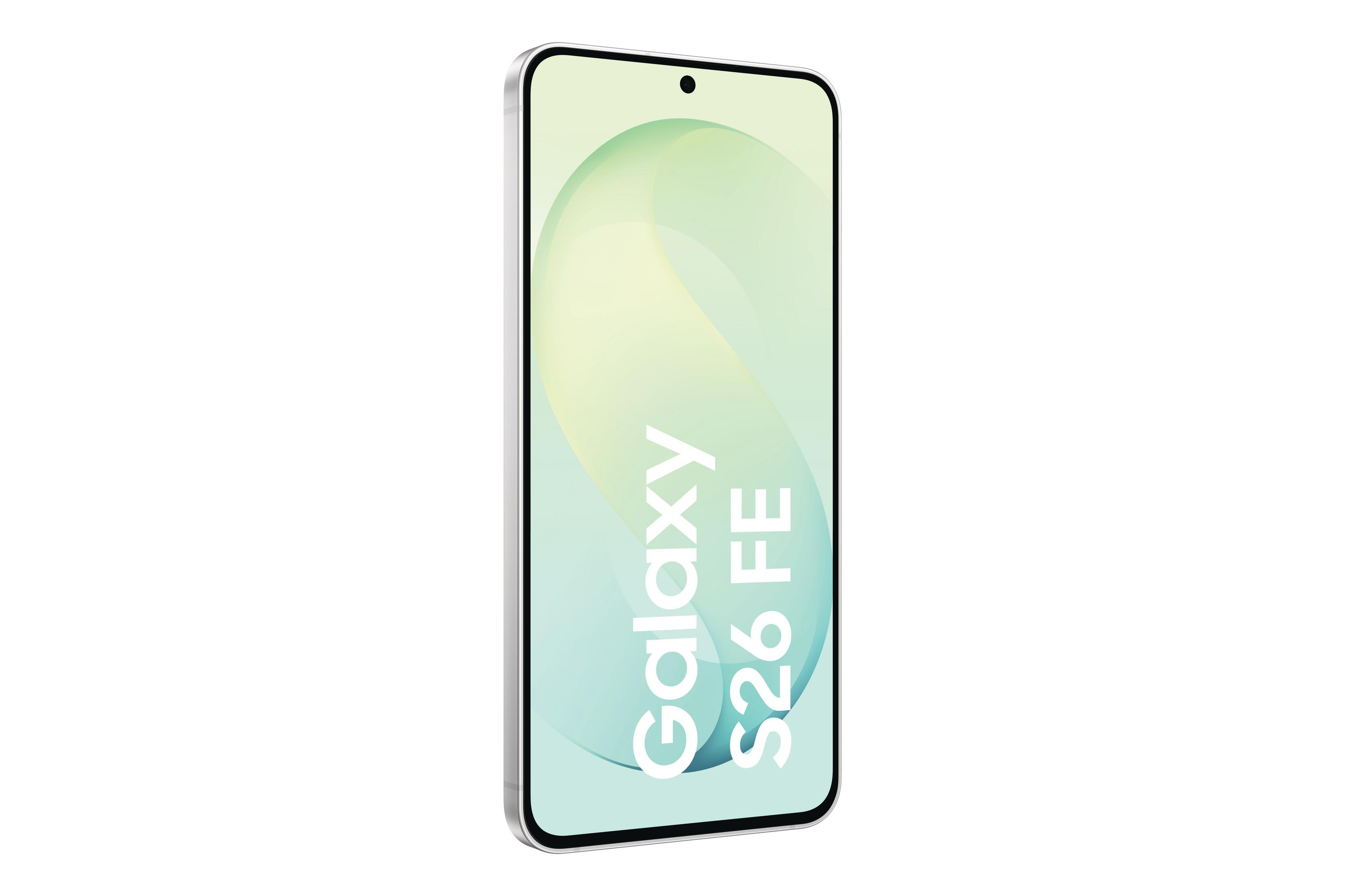 Srebrny smartfon z jasnozielonym ekranem z napisem "Galaxy S26 FE" na białym tle.