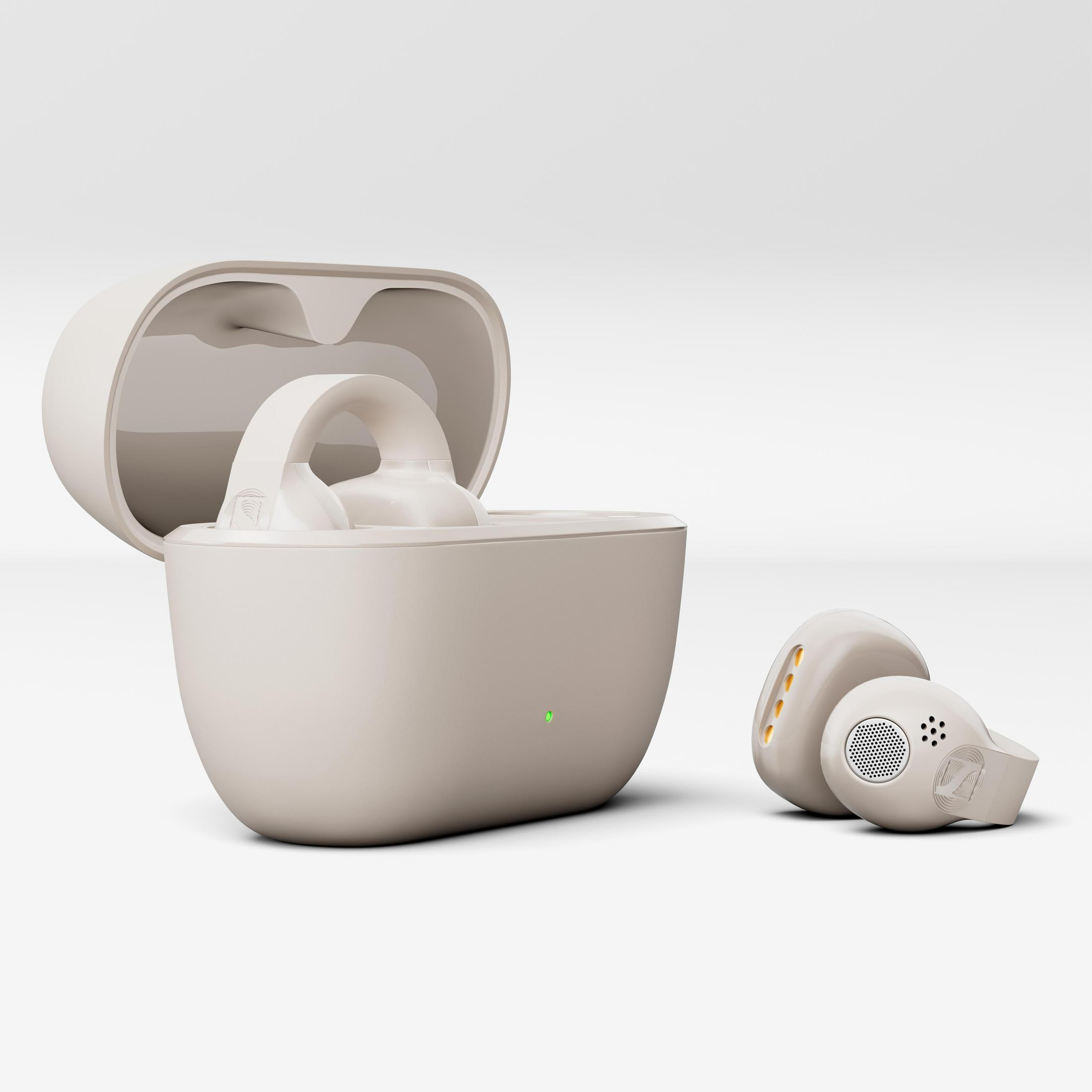 Auricolari wireless beige con custodia di ricarica aperta su sfondo bianco.
