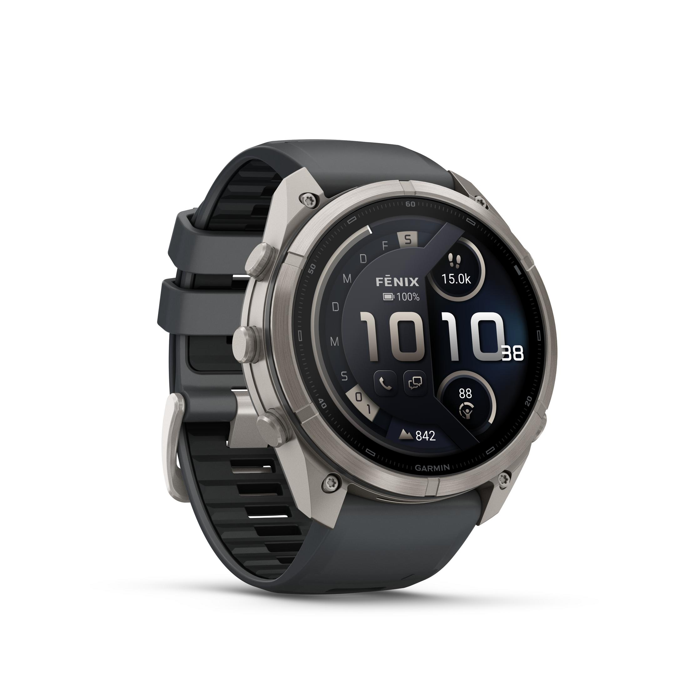 Uno smartwatch Garmin Fenix con cassa in titanio e cinturino in silicone nero mostra ora, batteria e dati fitness.