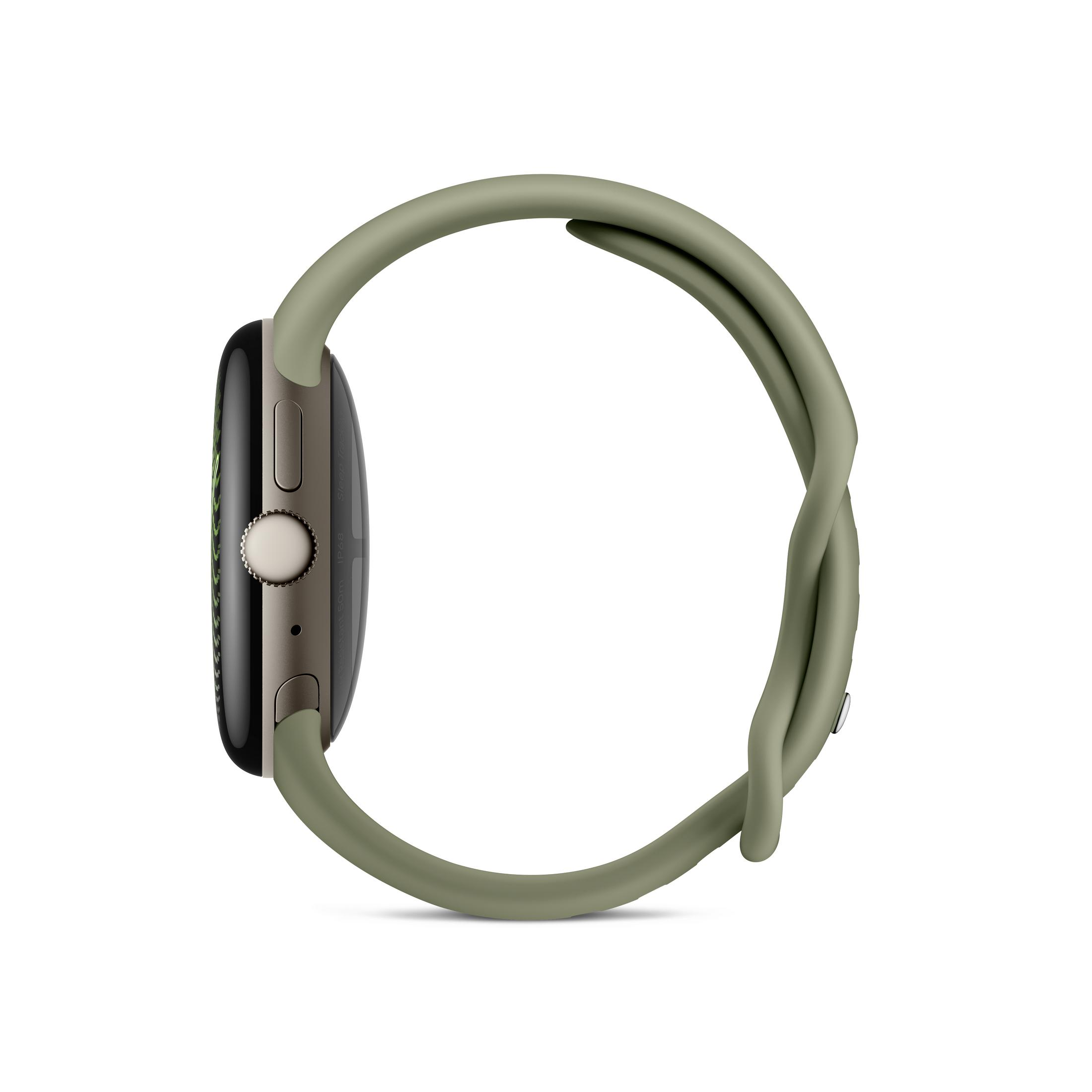 Un smartwatch gris con correa de silicona verde oliva, visto de lado sobre fondo blanco.